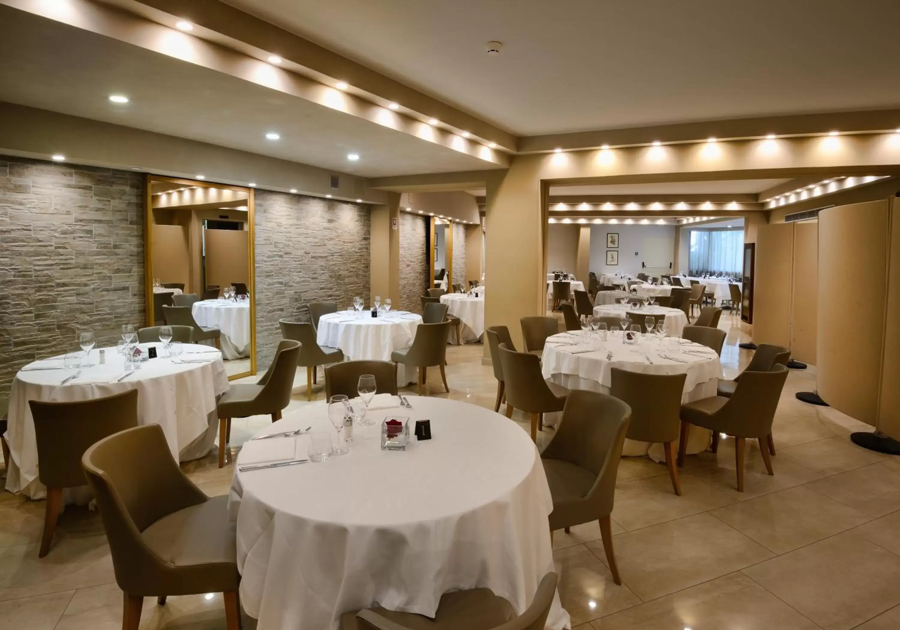 Restaurant/Places to Eat in President Park Hotel