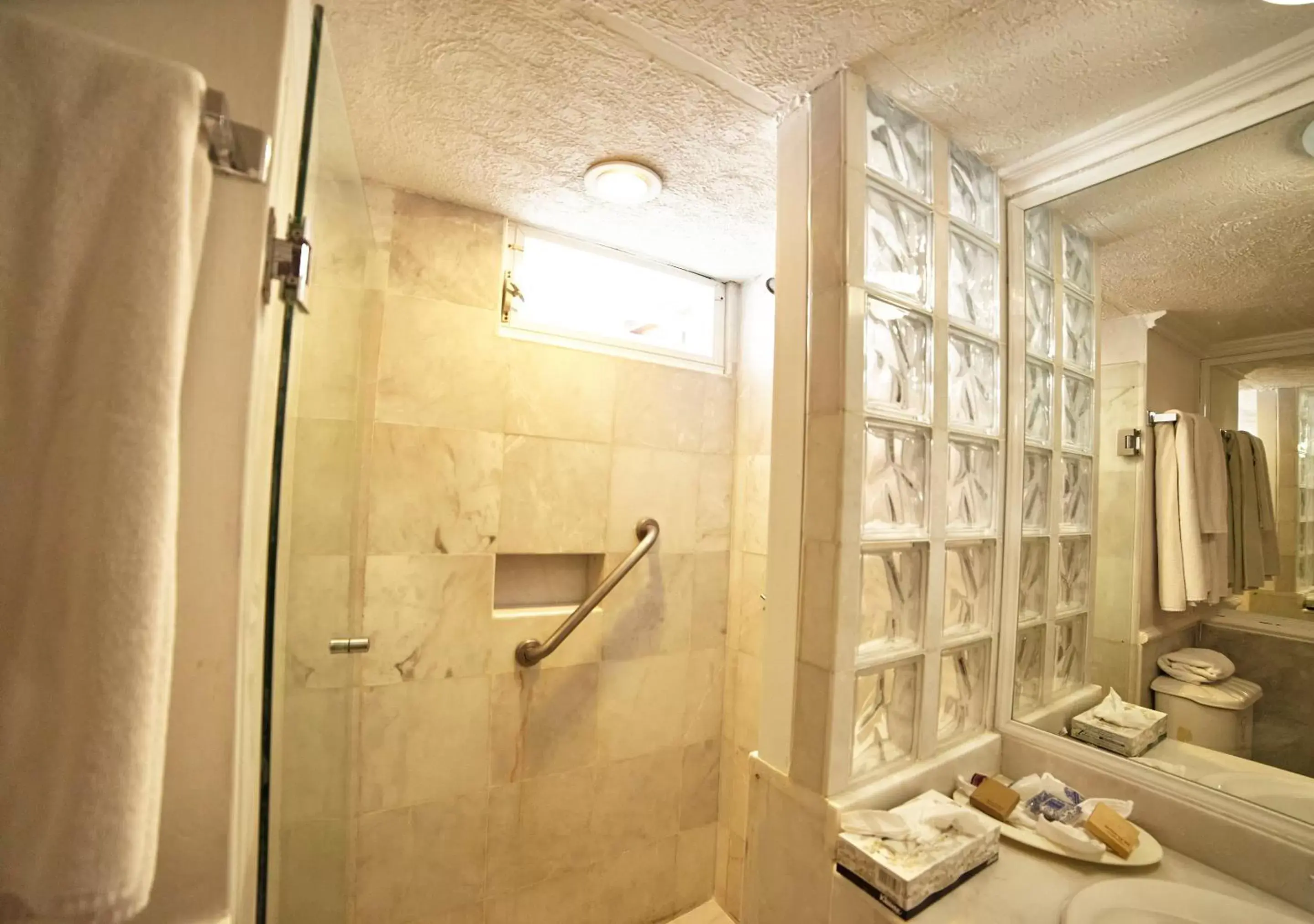 Bathroom in Hotel Francis Drake