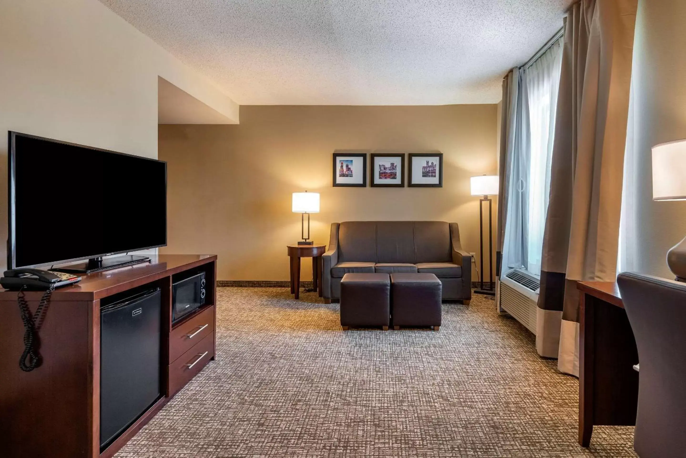 Bedroom, TV/Entertainment Center in Comfort Suites Lake Norman - Huntersville