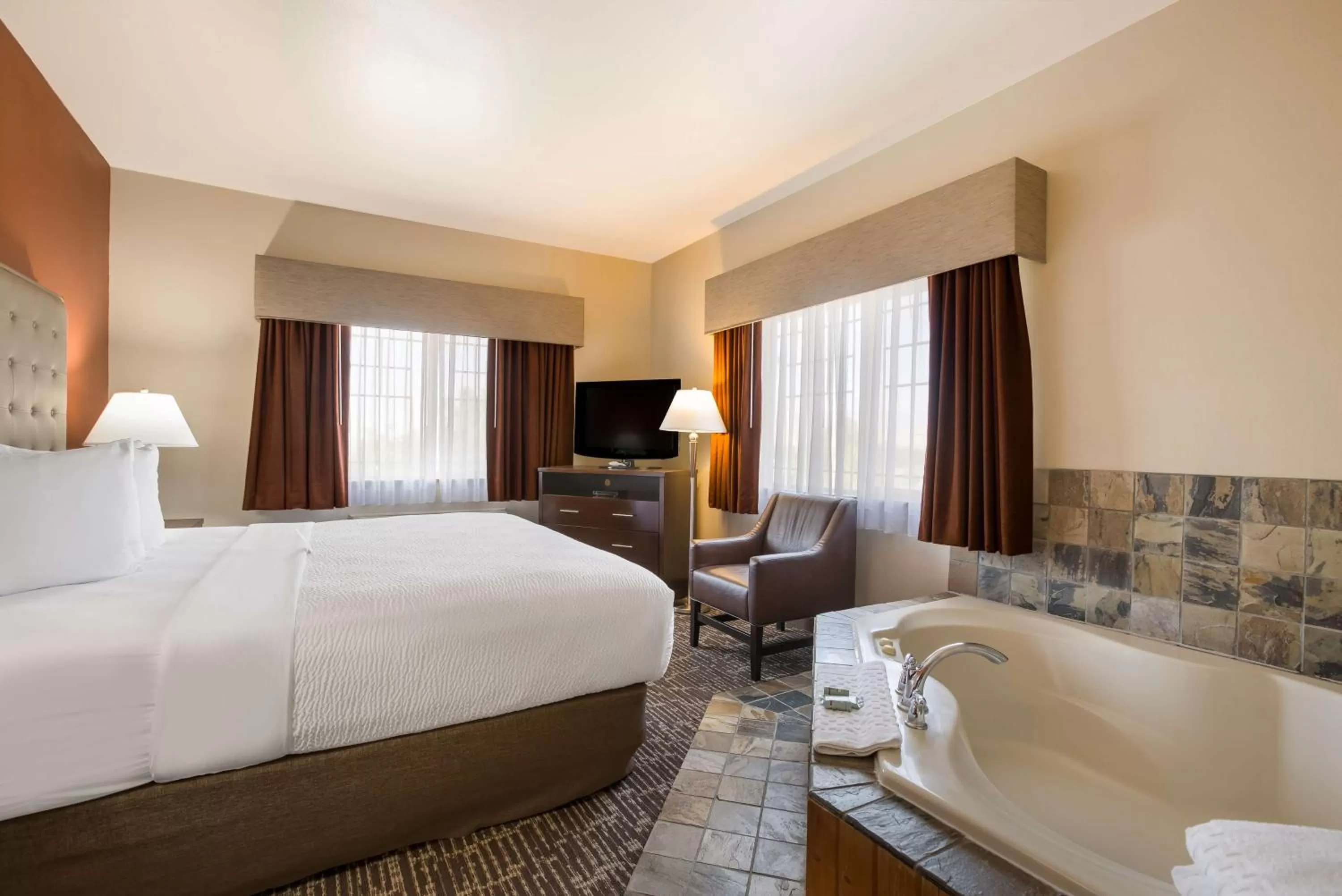 Photo of the whole room, Bed in Best Western Northwest Lodge