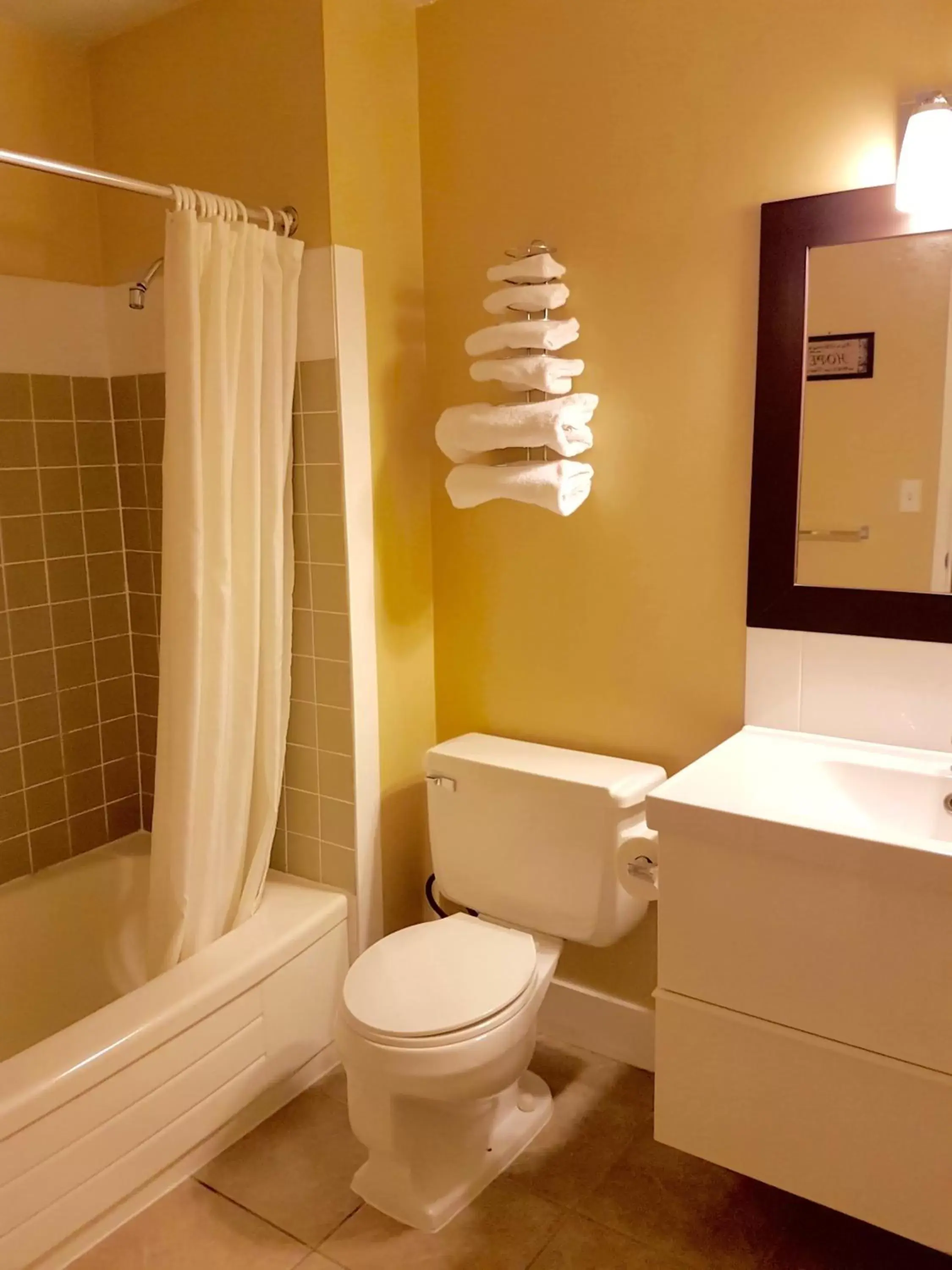 Shower, Bathroom in Above Tide Motel
