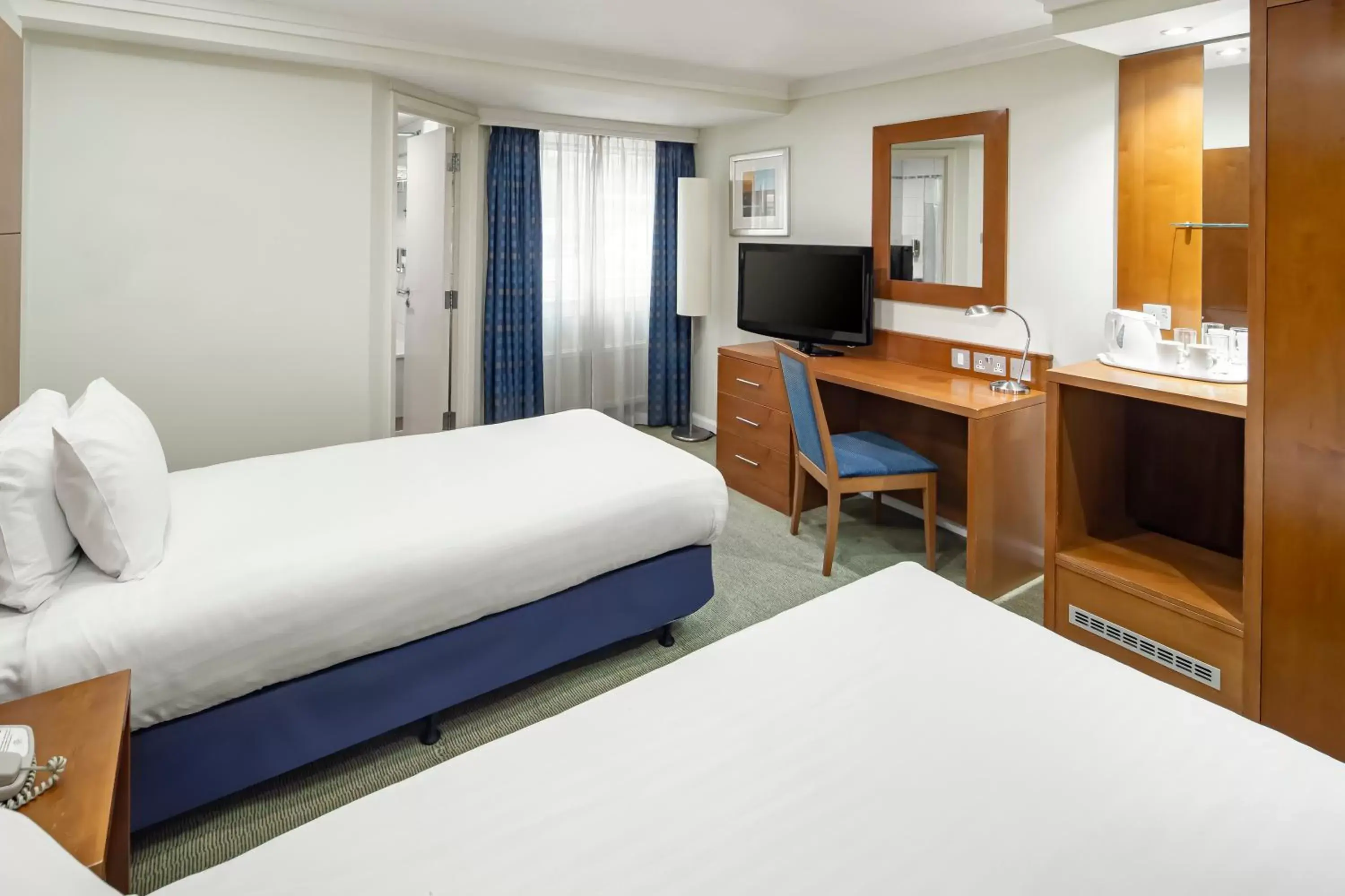 Bedroom, Bed in Holiday Inn Basingstoke, an IHG Hotel