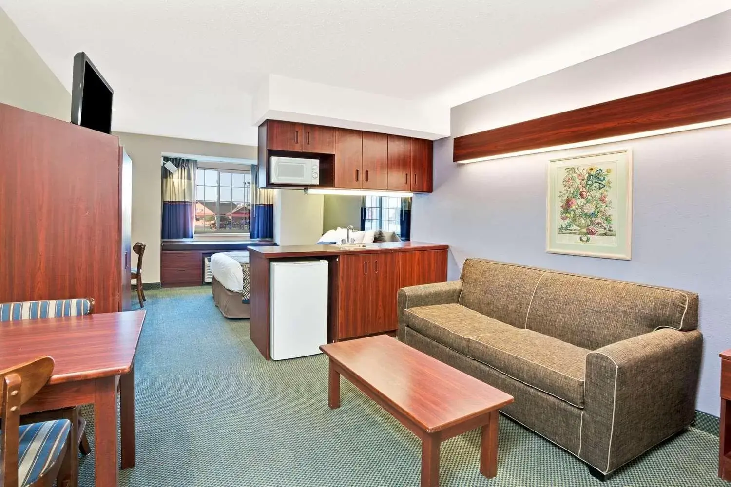 Living room, Seating Area in Microtel Inn & Suites by Wyndham Detroit Roseville