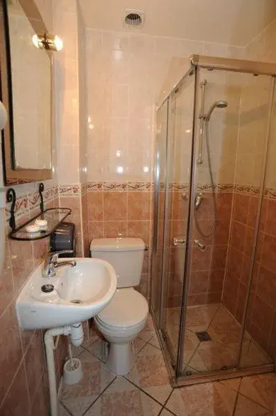 Bathroom in Sully Hotel