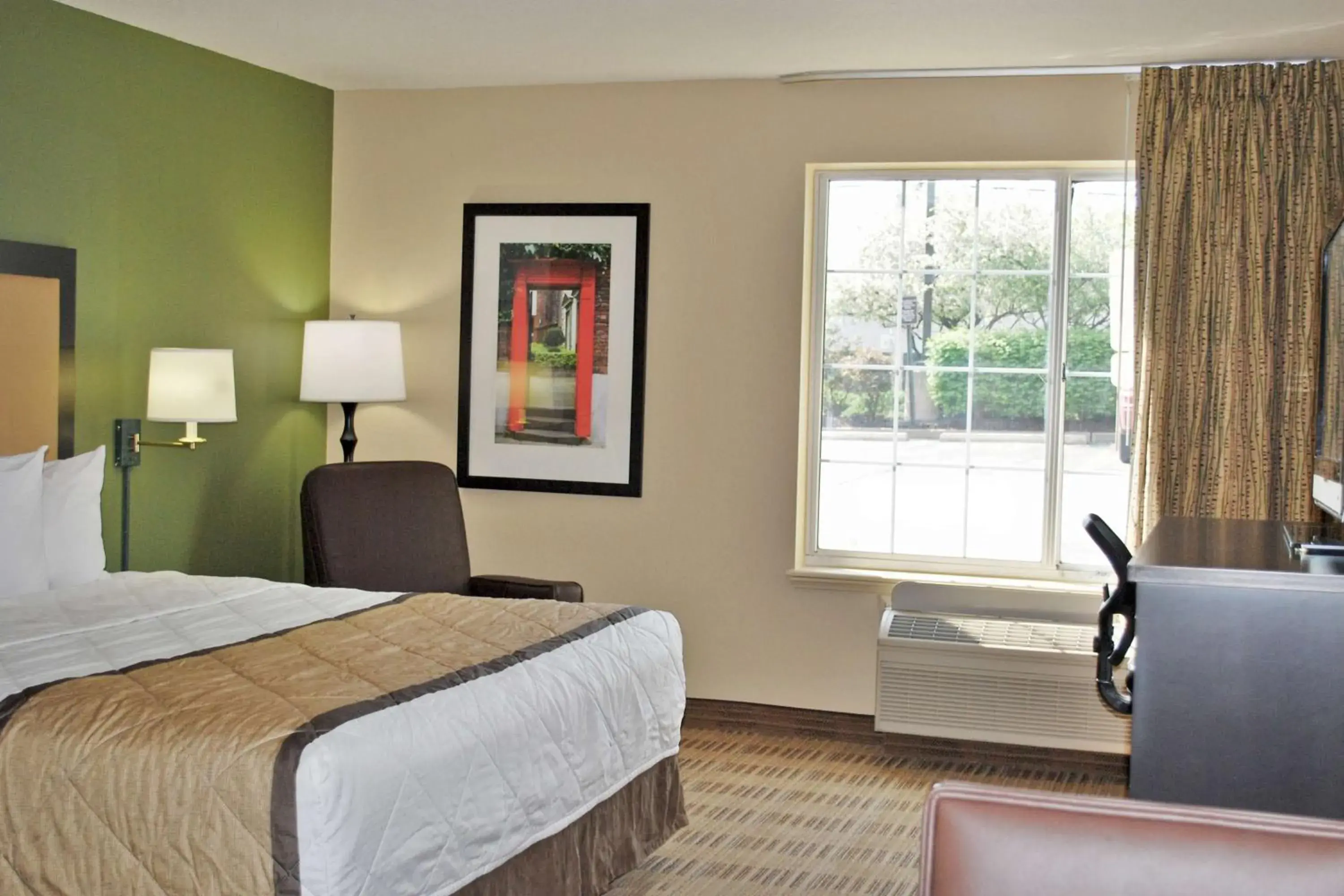 Bedroom, Bed in Extended Stay America Suites - Chicago - Naperville - East