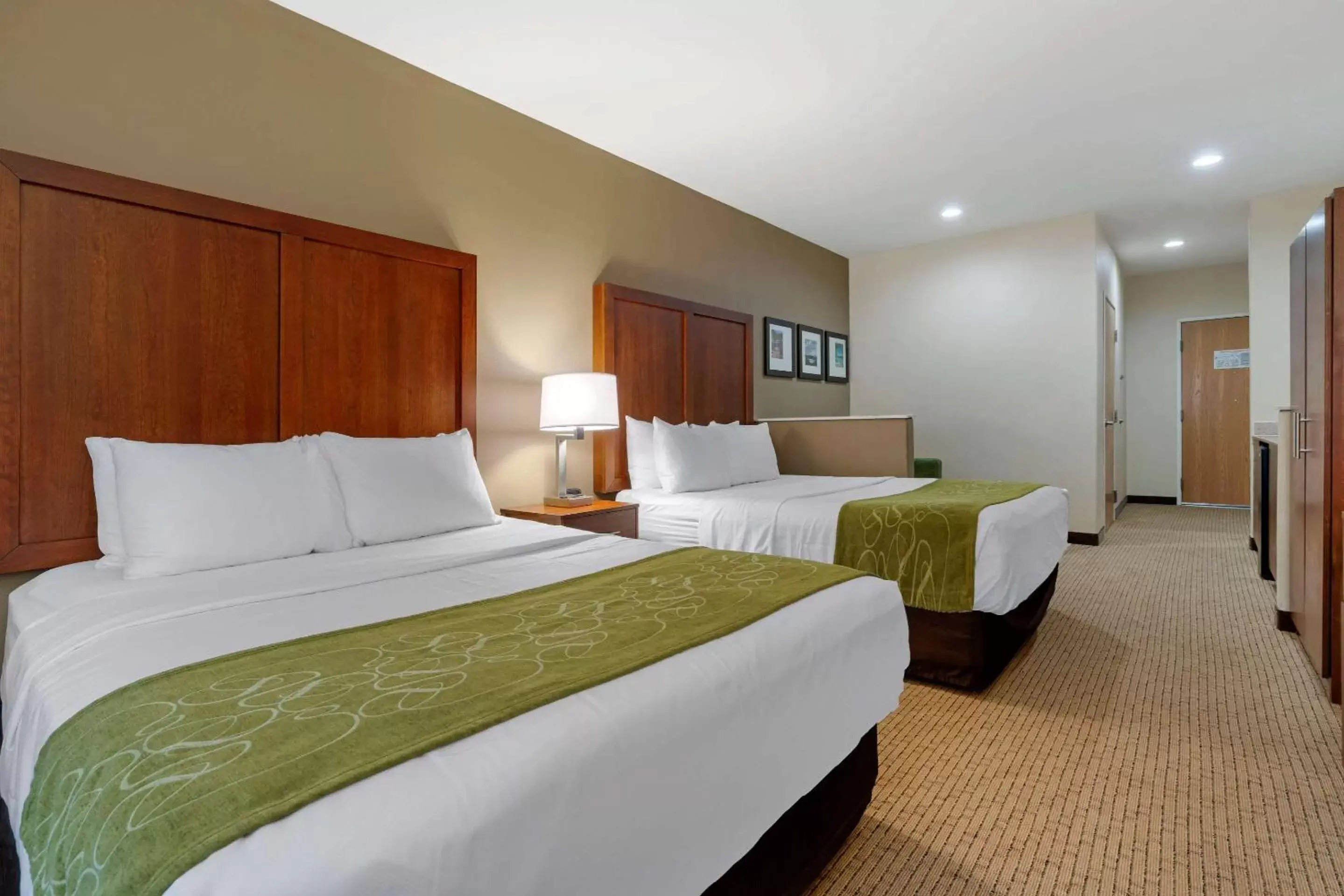 Photo of the whole room, Bed in Comfort Suites Marysville-Yuba City