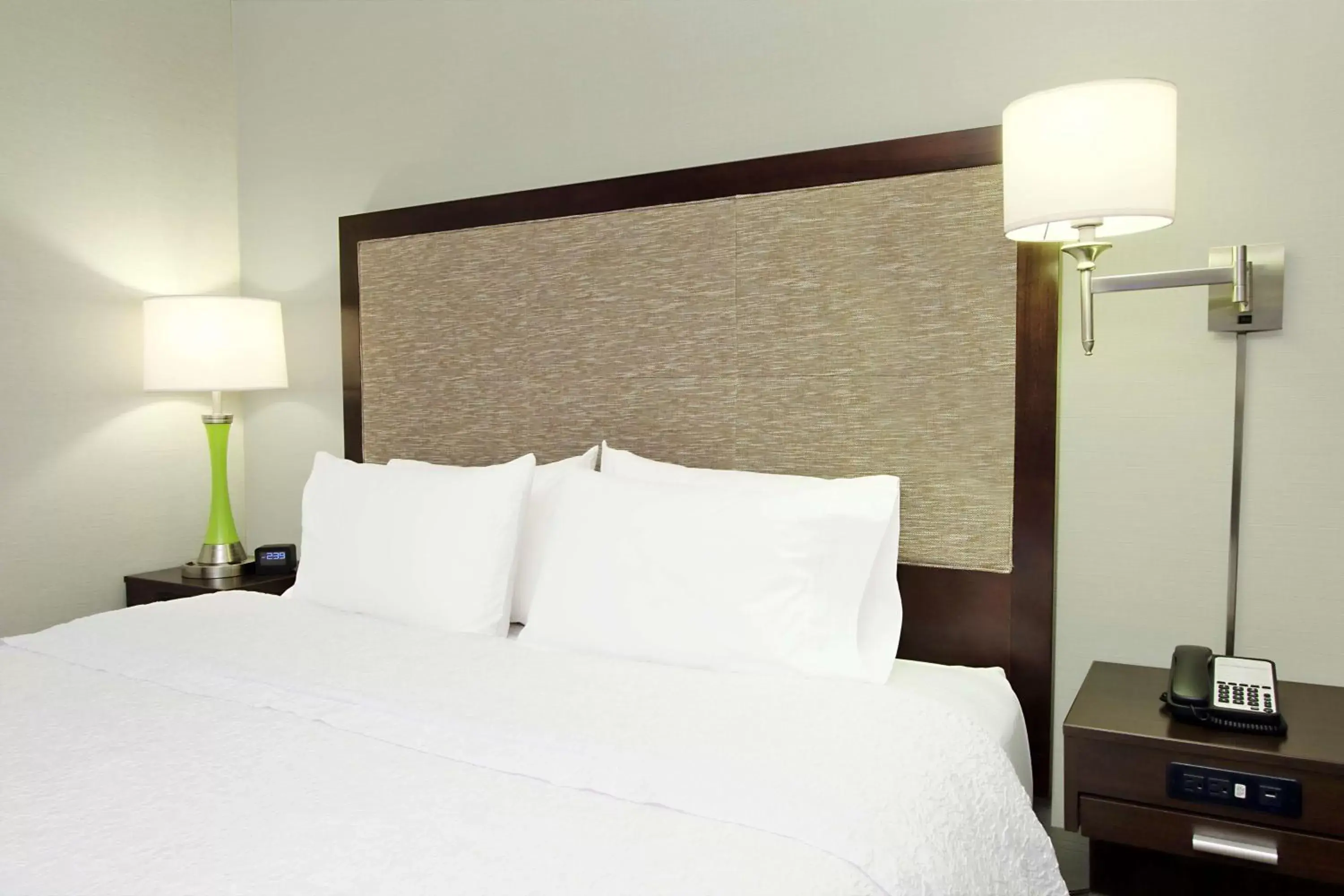 Bed in Hampton Inn & Suites Columbus Hilliard