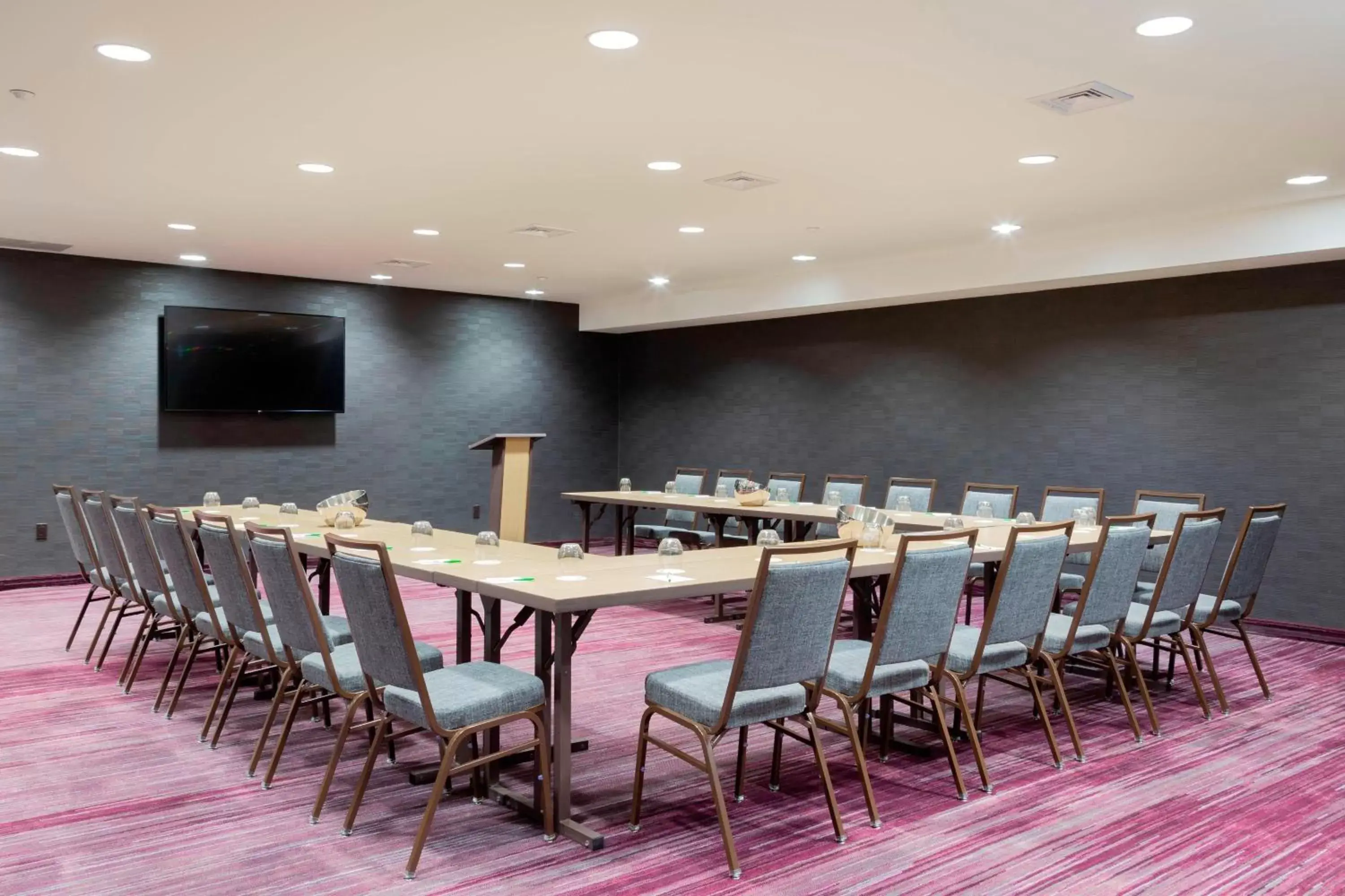 Meeting/conference room in Courtyard by Marriott New York Queens/Fresh Meadows