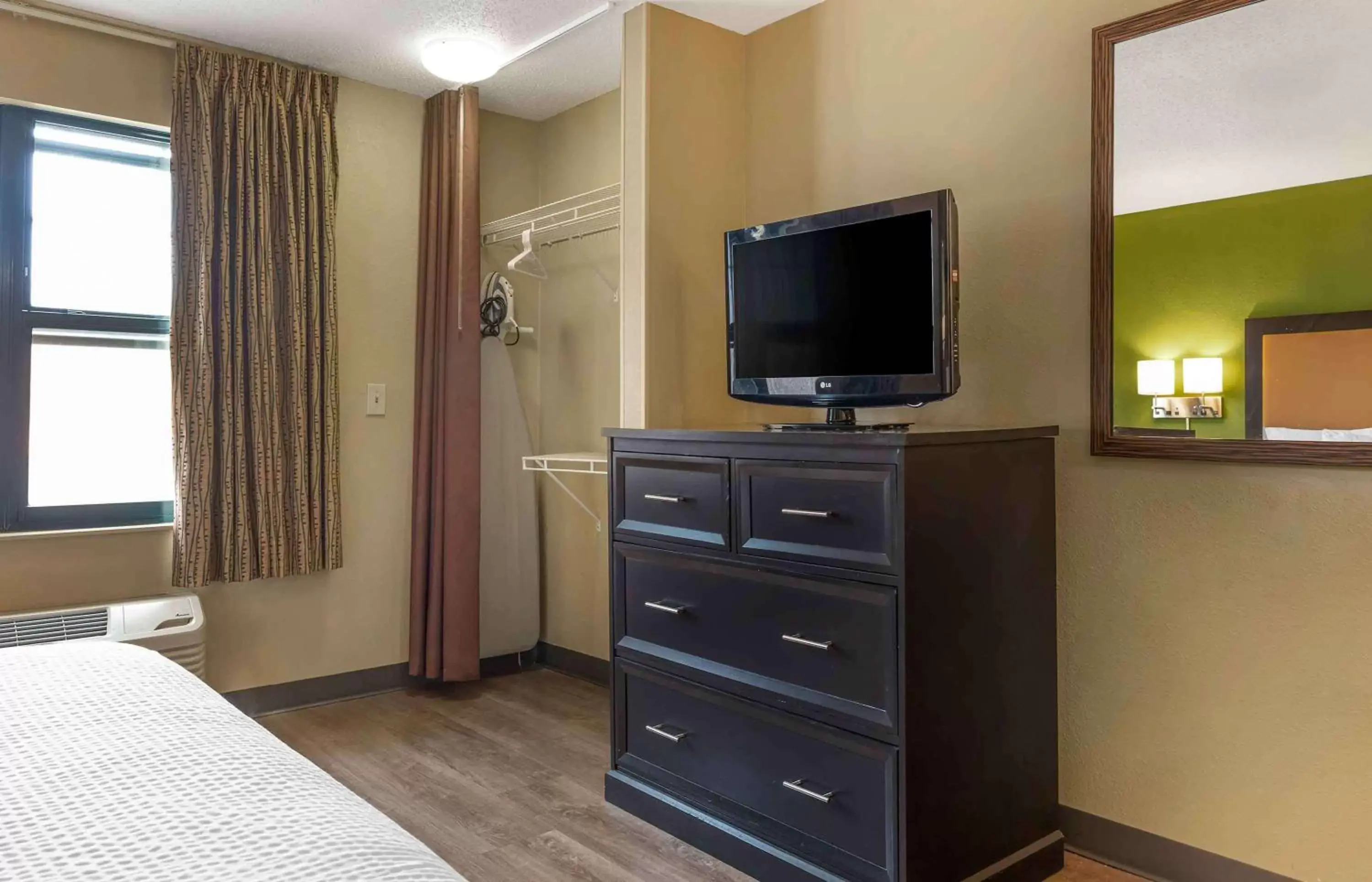 Bedroom, TV/Entertainment Center in Extended Stay America Suites - Boston - Tewksbury