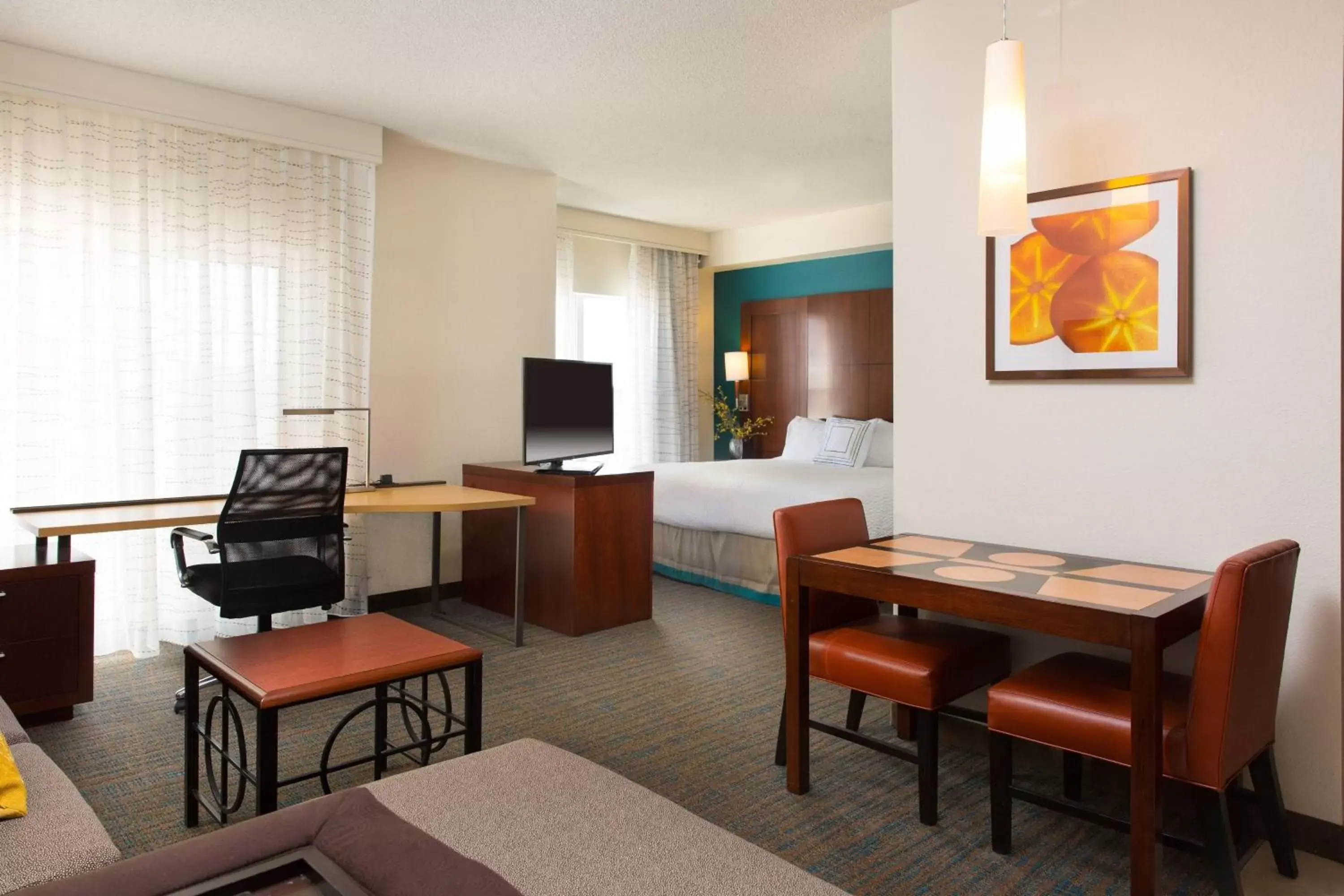 Photo of the whole room, Seating Area in Residence Inn Kansas City Airport