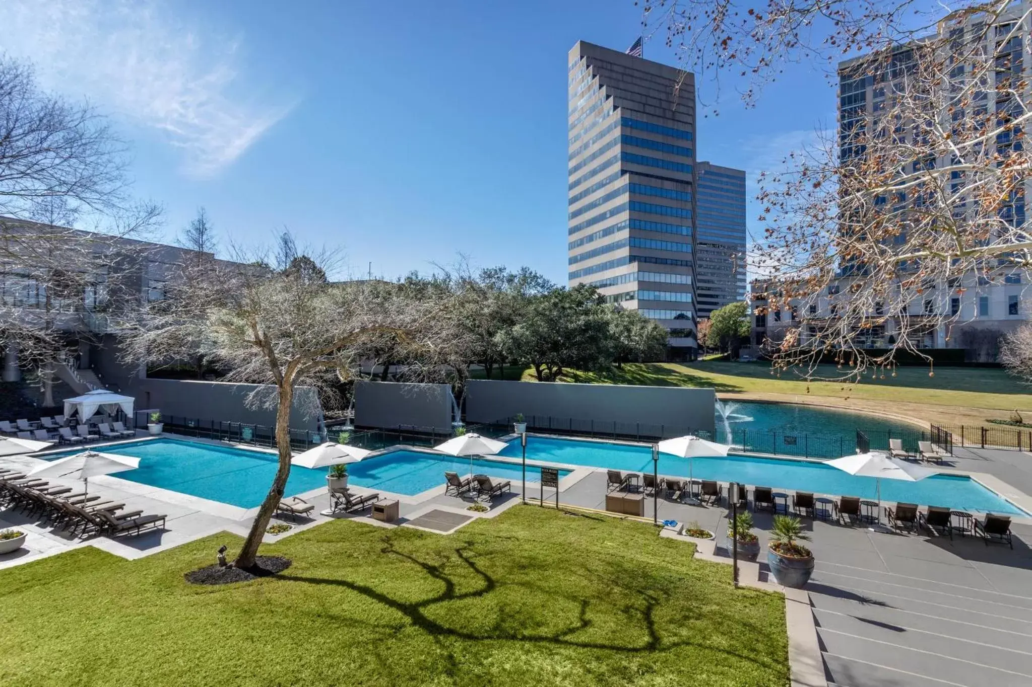 Swimming Pool in Omni Houston Hotel