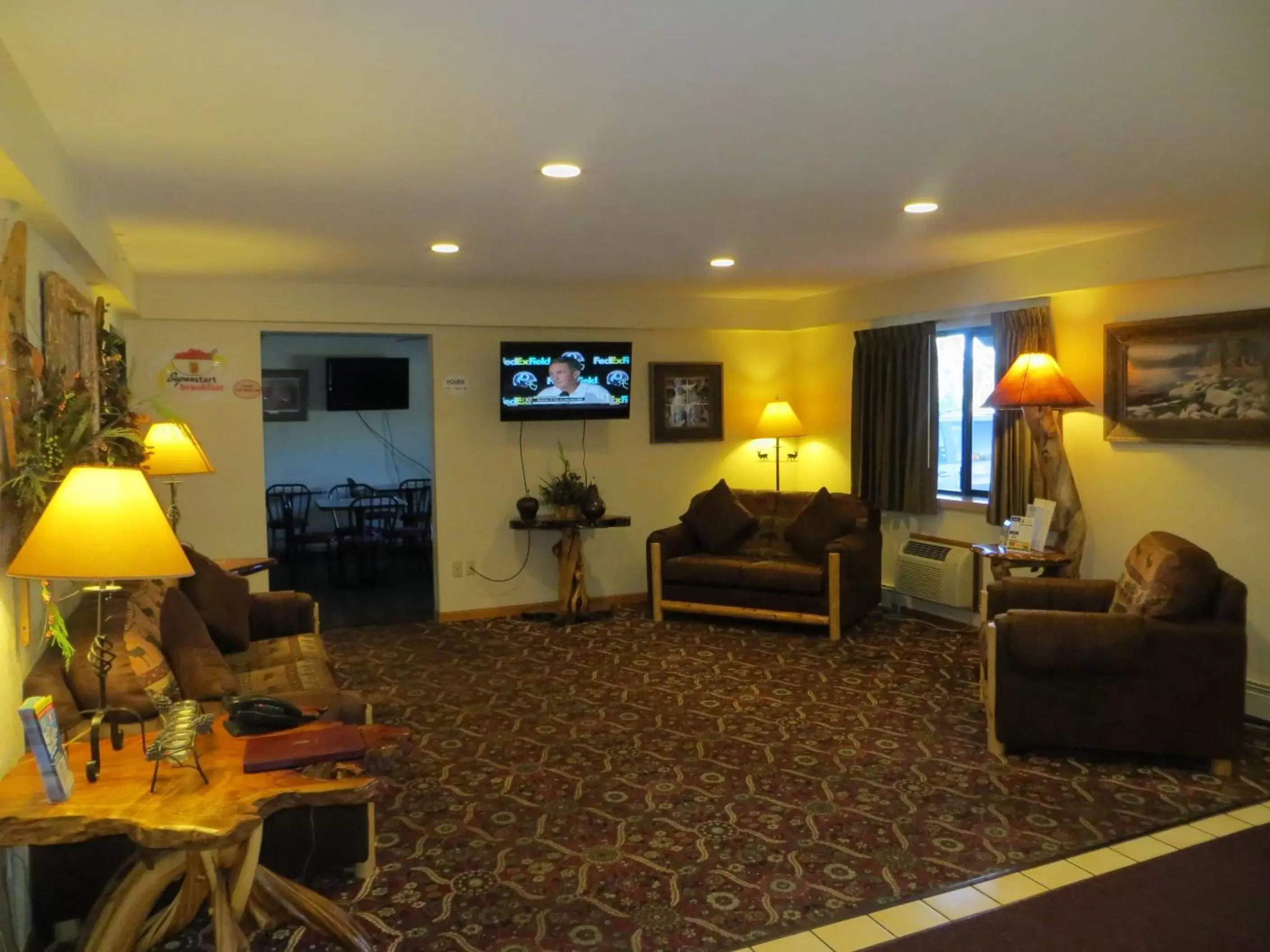 Lobby or reception, Seating Area in Super 8 by Wyndham Bridgeview of Mackinaw City