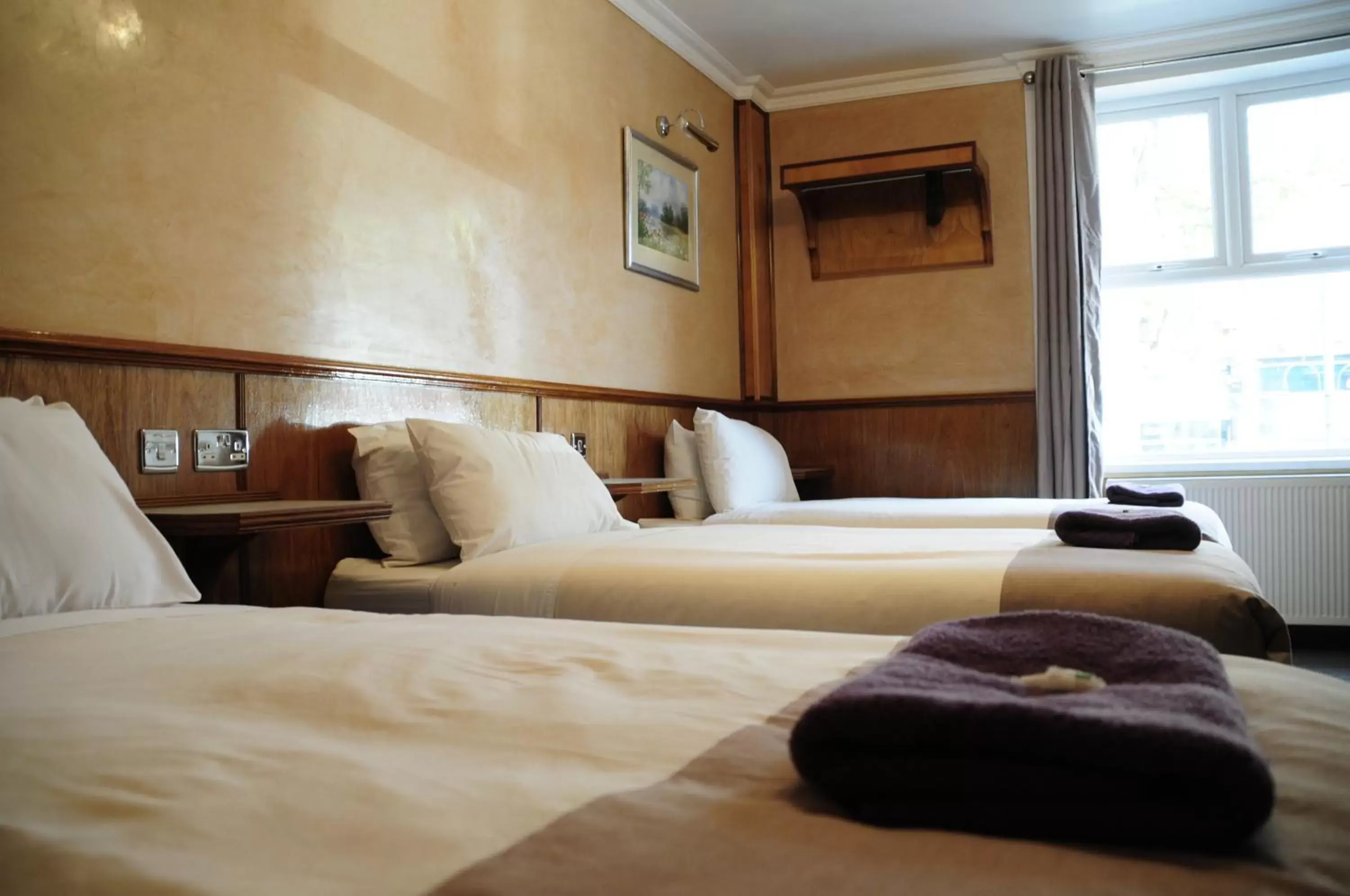 Bed in Cricklewood Lodge Hotel