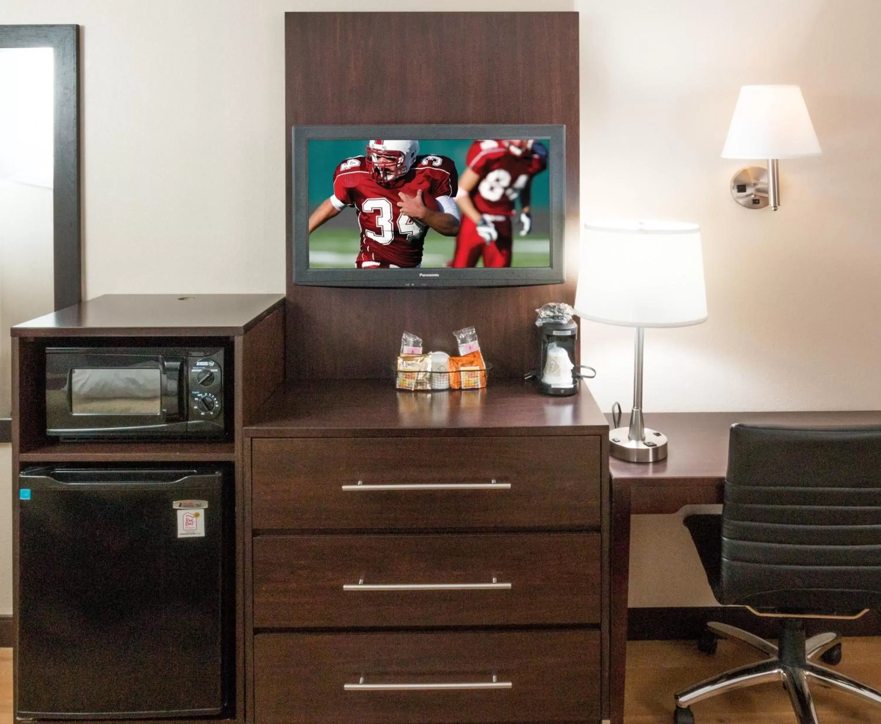 Photo of the whole room, TV/Entertainment Center in Red Roof Inn Grand Junction