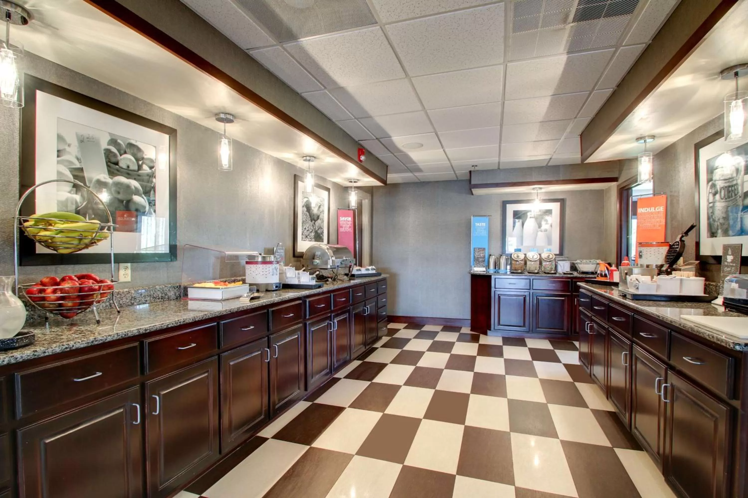 Dining area in Hampton Inn Rolla