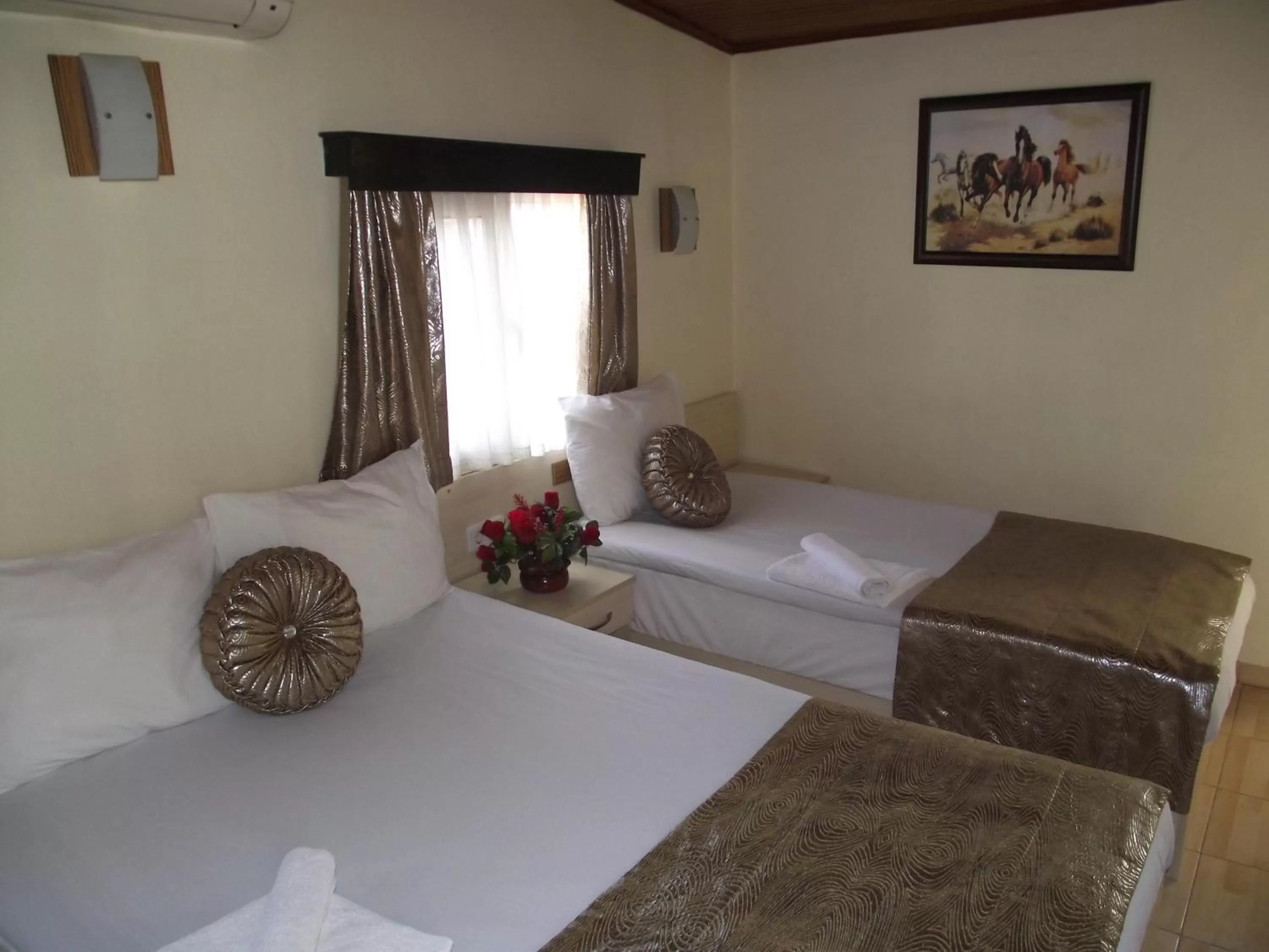 Photo of the whole room, Bed in Olimpiyat Hotel Izmir