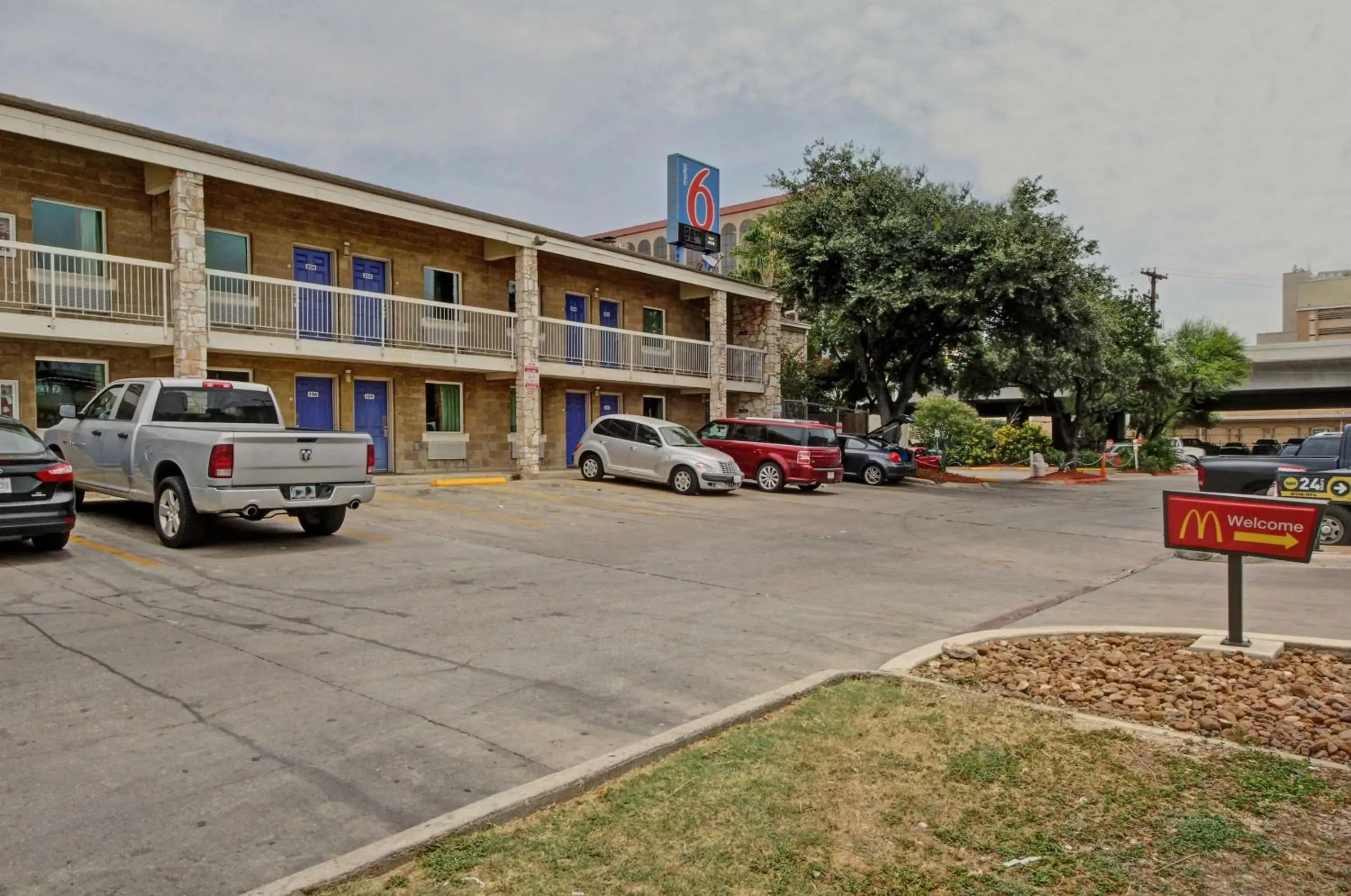 Property Building in Motel 6-San Antonio, TX - Downtown - Market Square