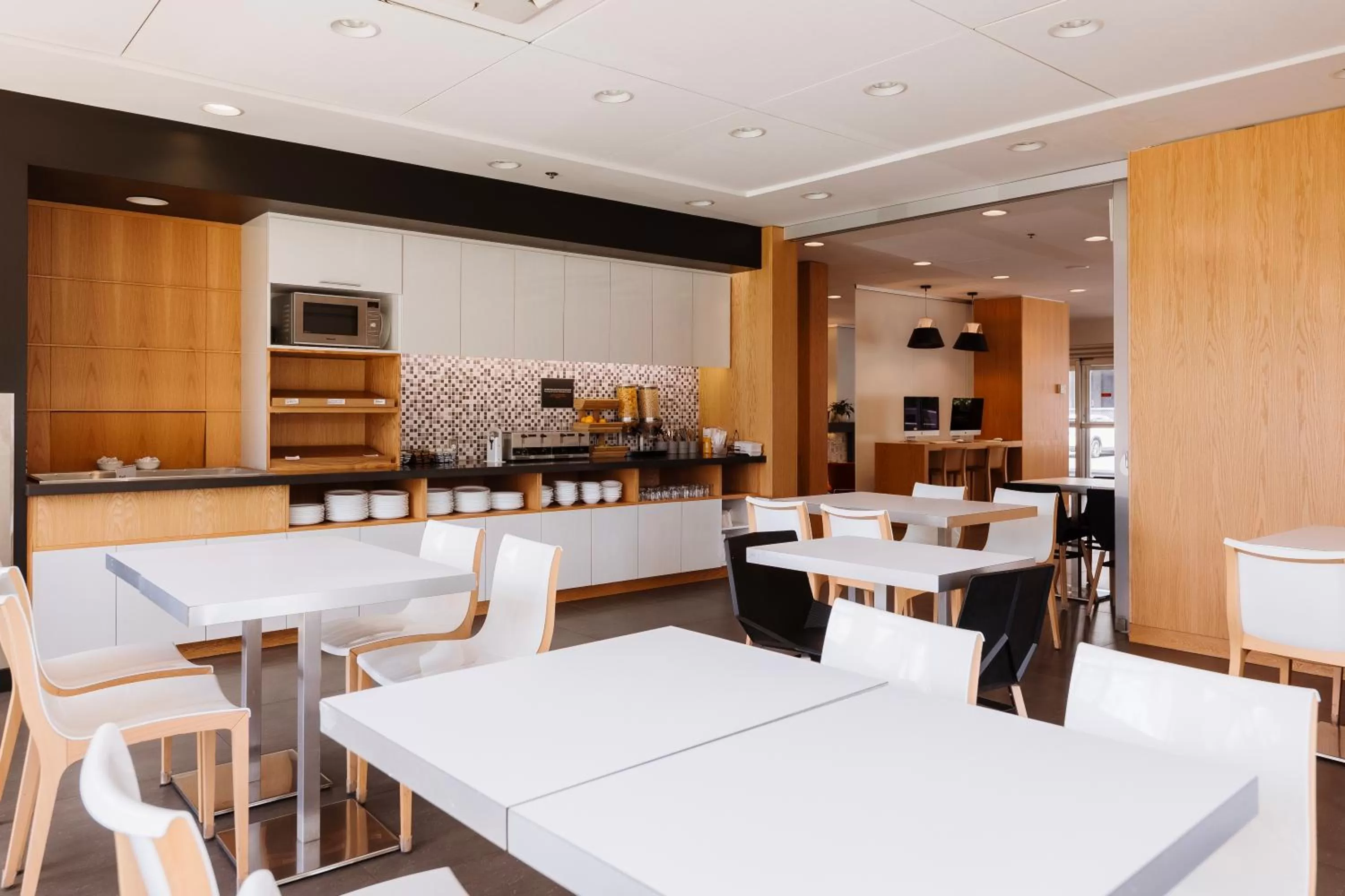 Breakfast in Le Dauphin Montréal-Longueuil