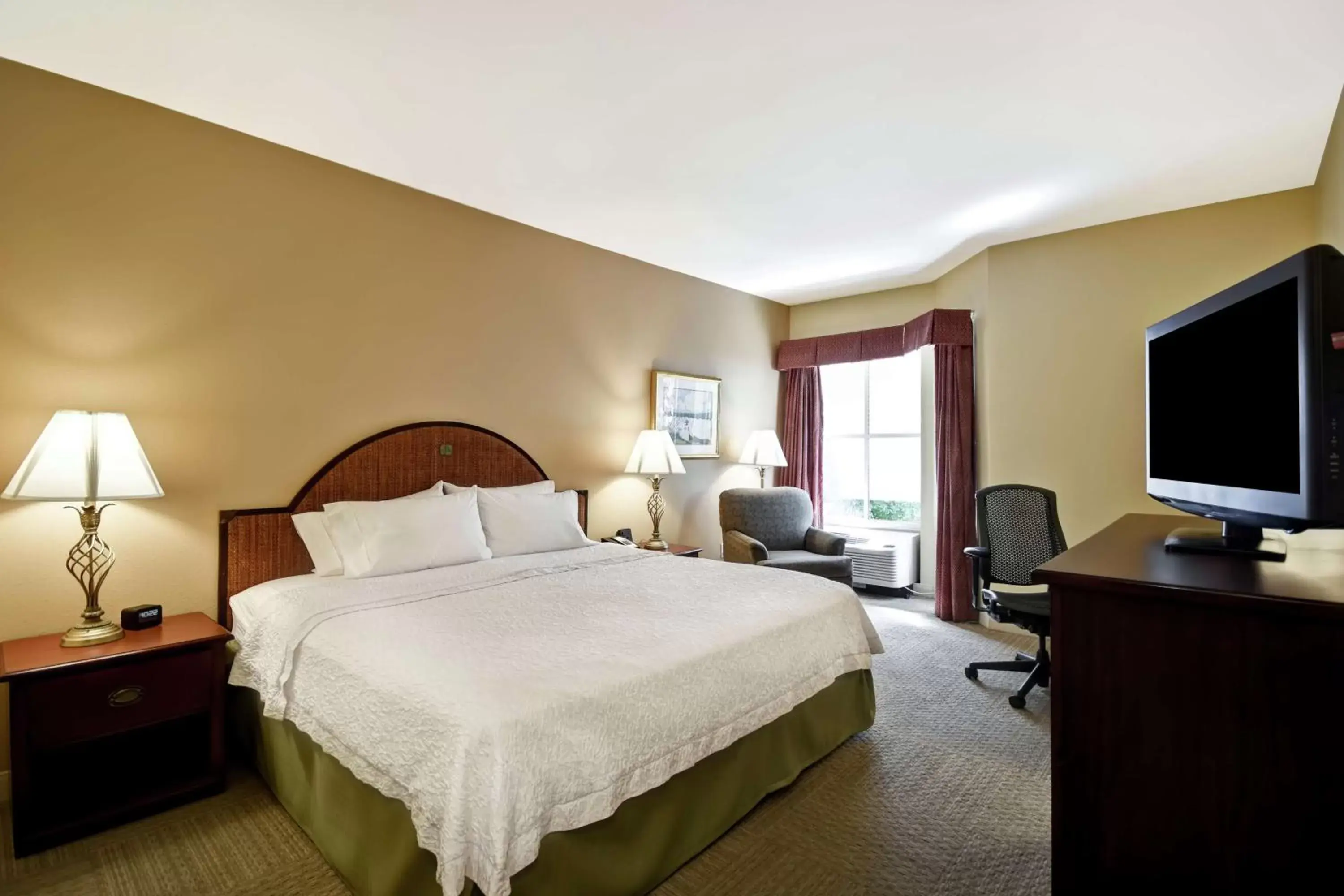 Bed in Hampton Inn & Suites Charleston-West Ashley