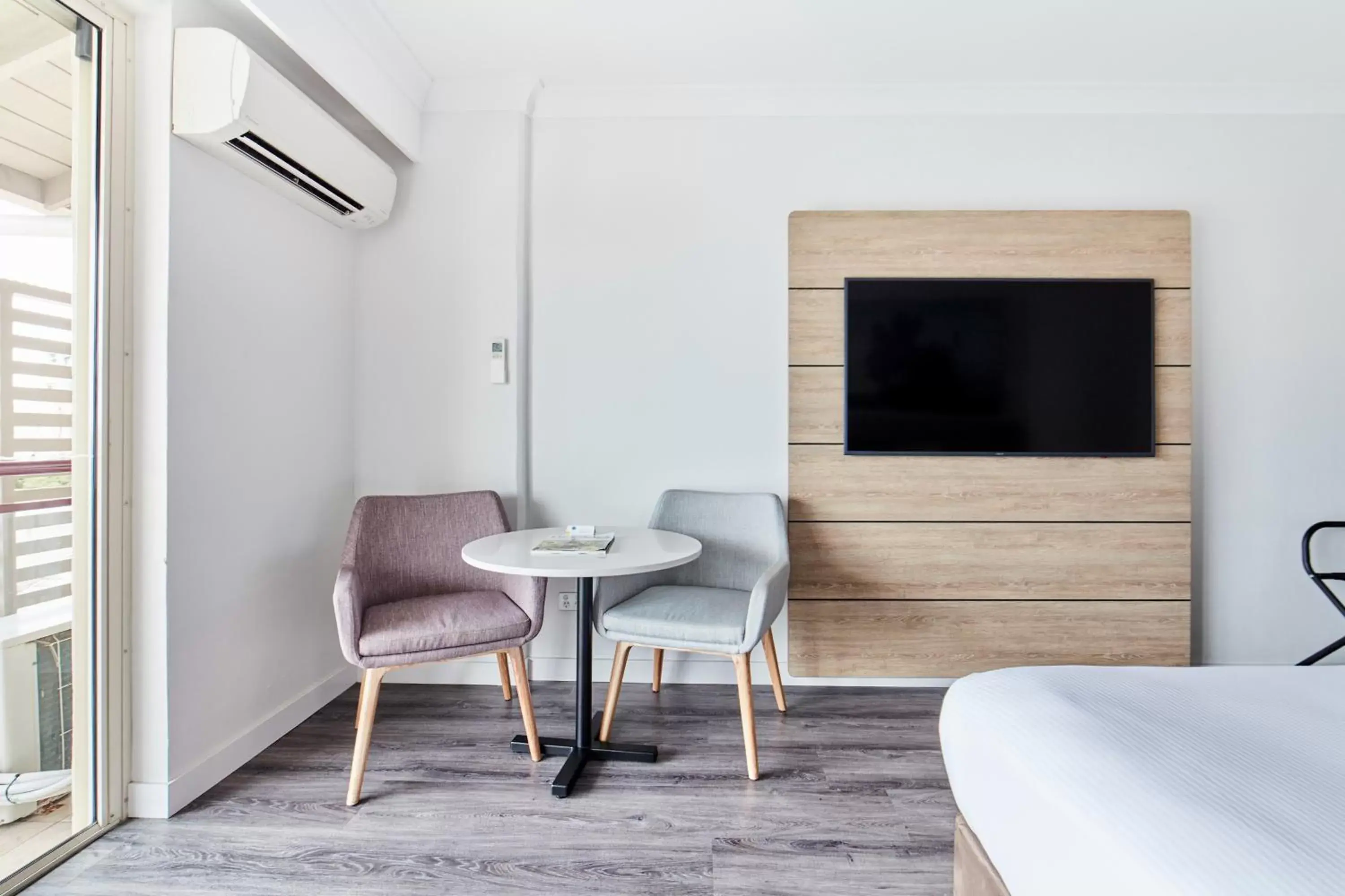 Seating area, TV/Entertainment Center in Novotel Cairns Oasis Resort