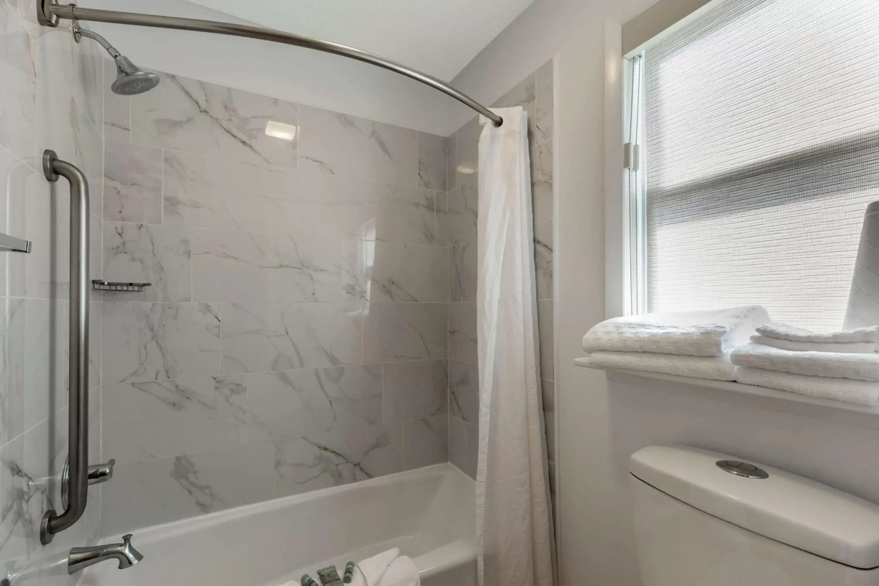 Shower, Bathroom in Best Western Pioneer