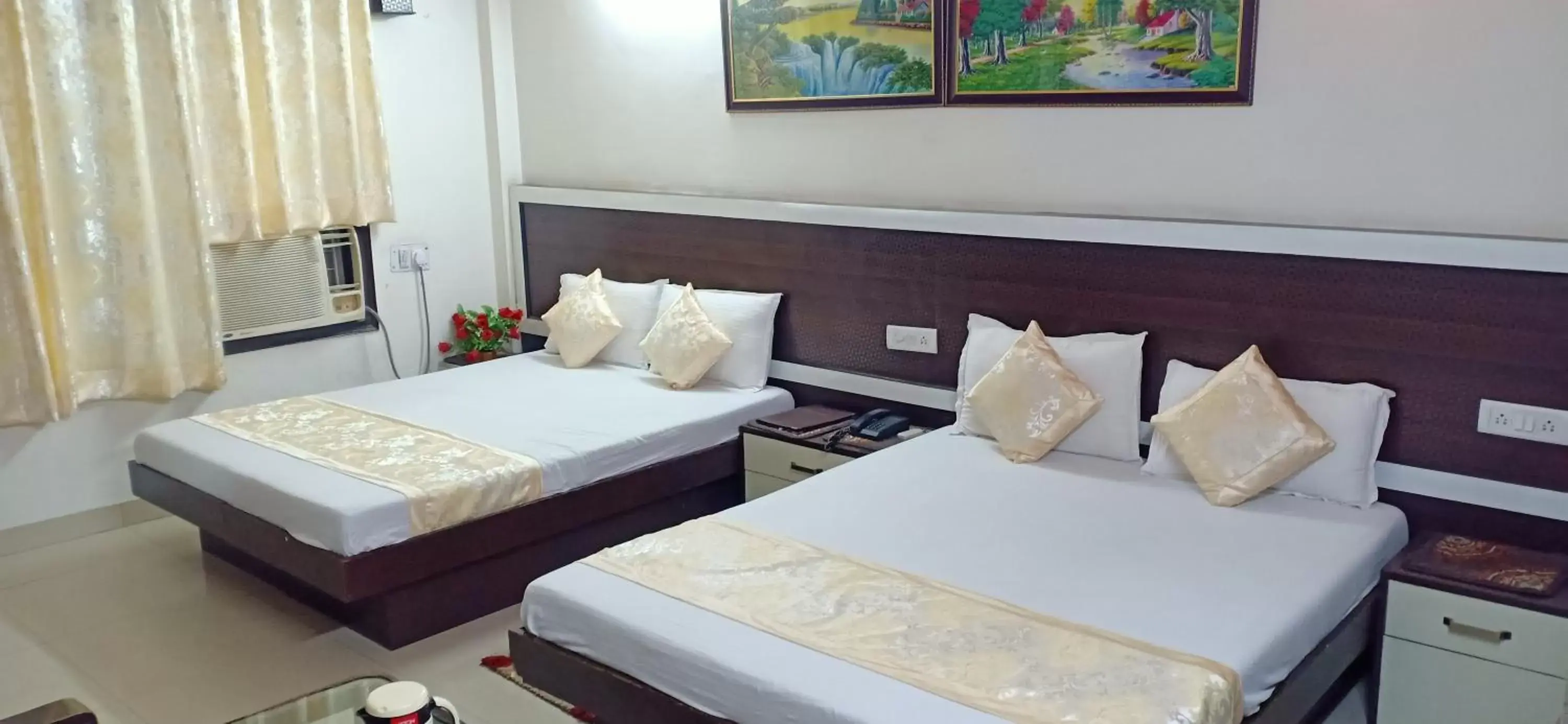 Bedroom, Bed in Hotel Su Shree Continental 5 Minutes Walk From New Delhi Railway Station