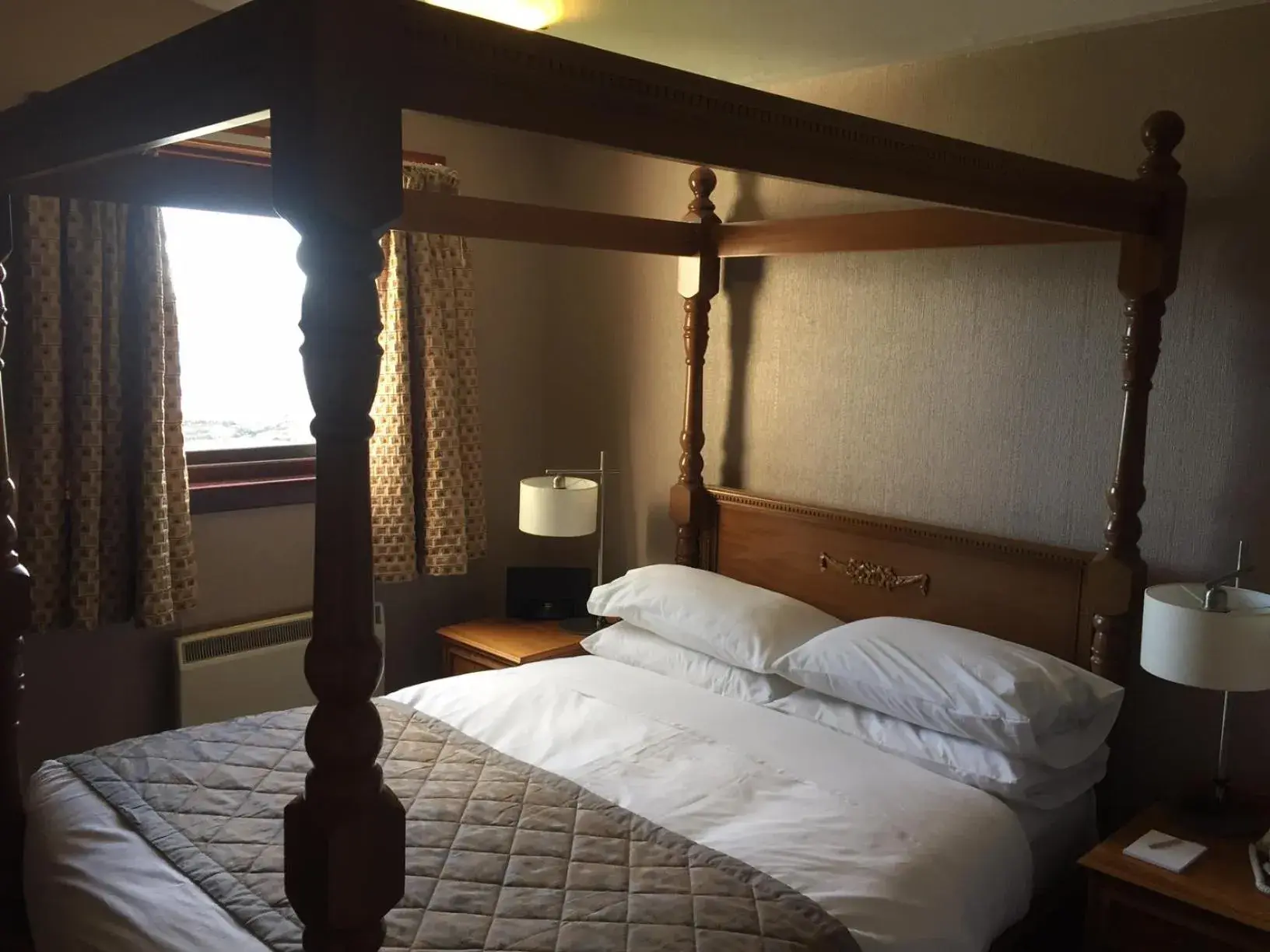 Bedroom, Bed in The Lerwick Hotel