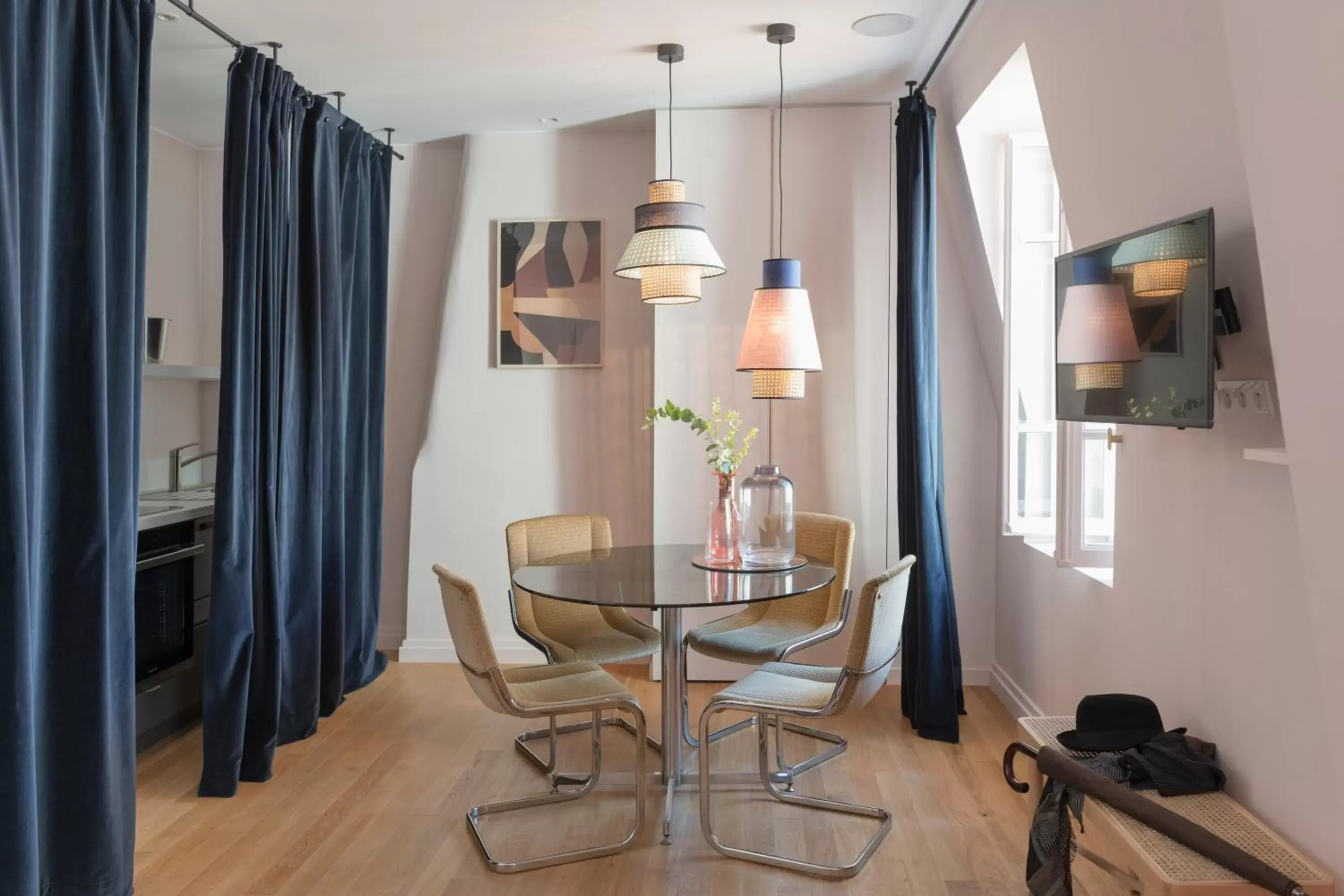 Kitchen or kitchenette, Dining Area in MiHotel Gailleton