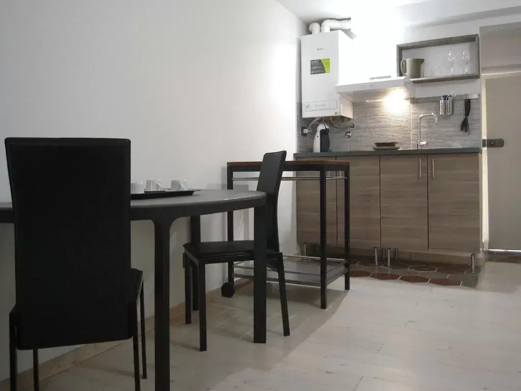 Seating area, Kitchen/Kitchenette in Aparthotel Dei Mercanti