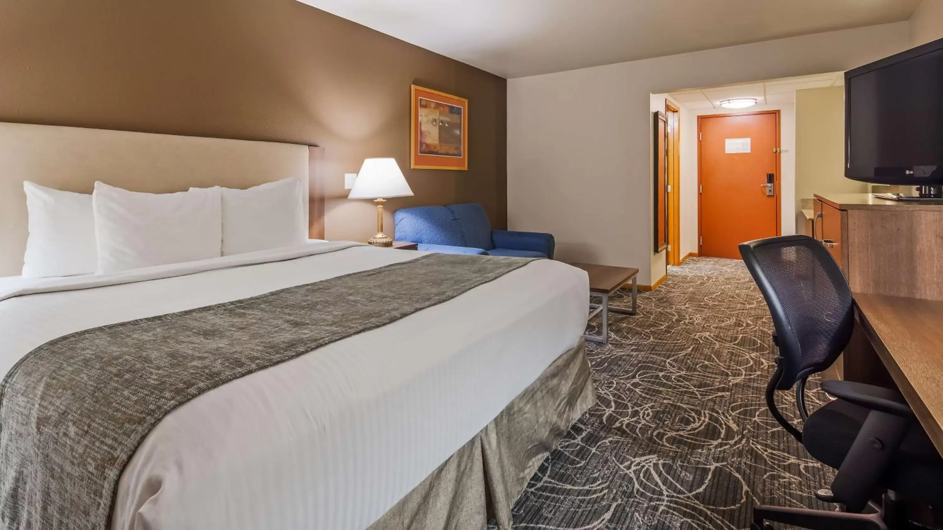 Photo of the whole room, Bed in Best Western West Towne Suites