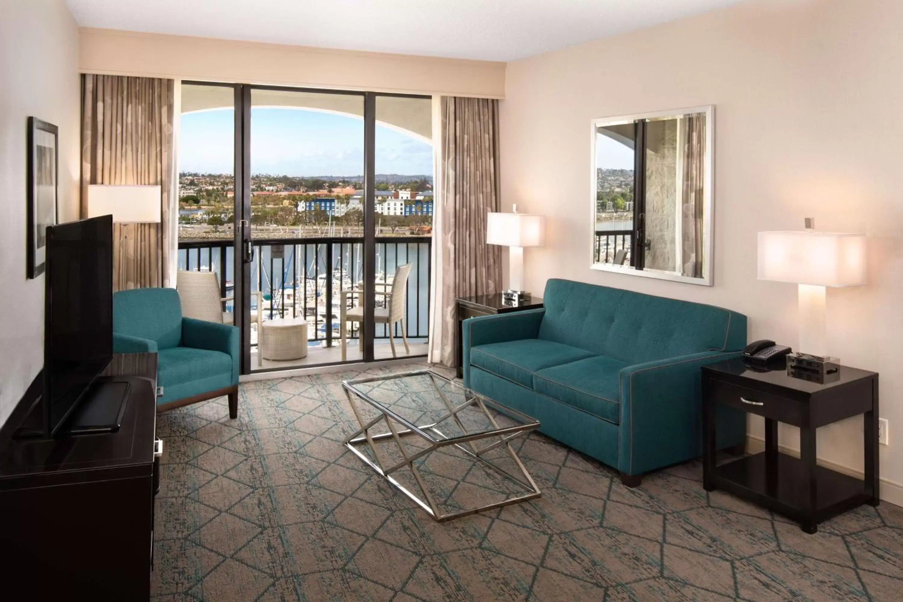 Living room, Seating Area in Hilton San Diego Airport/Harbor Island