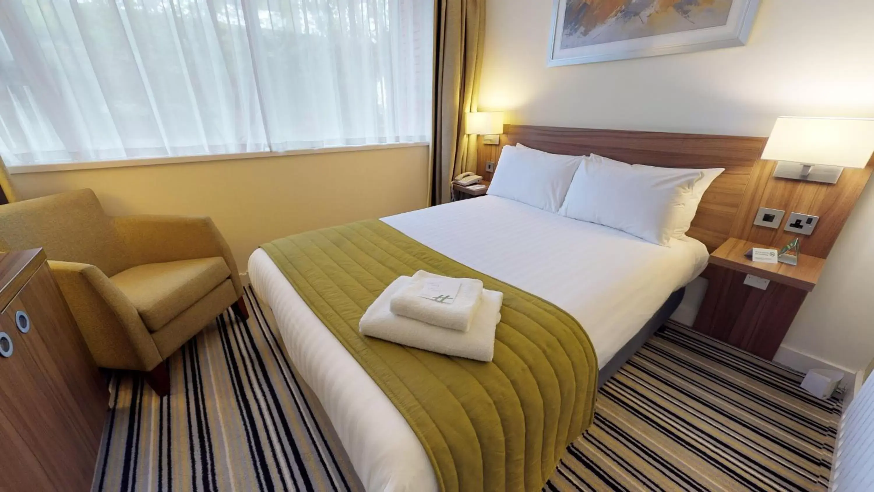 Bed in Holiday Inn Runcorn M56 Junction 12, an IHG Hotel