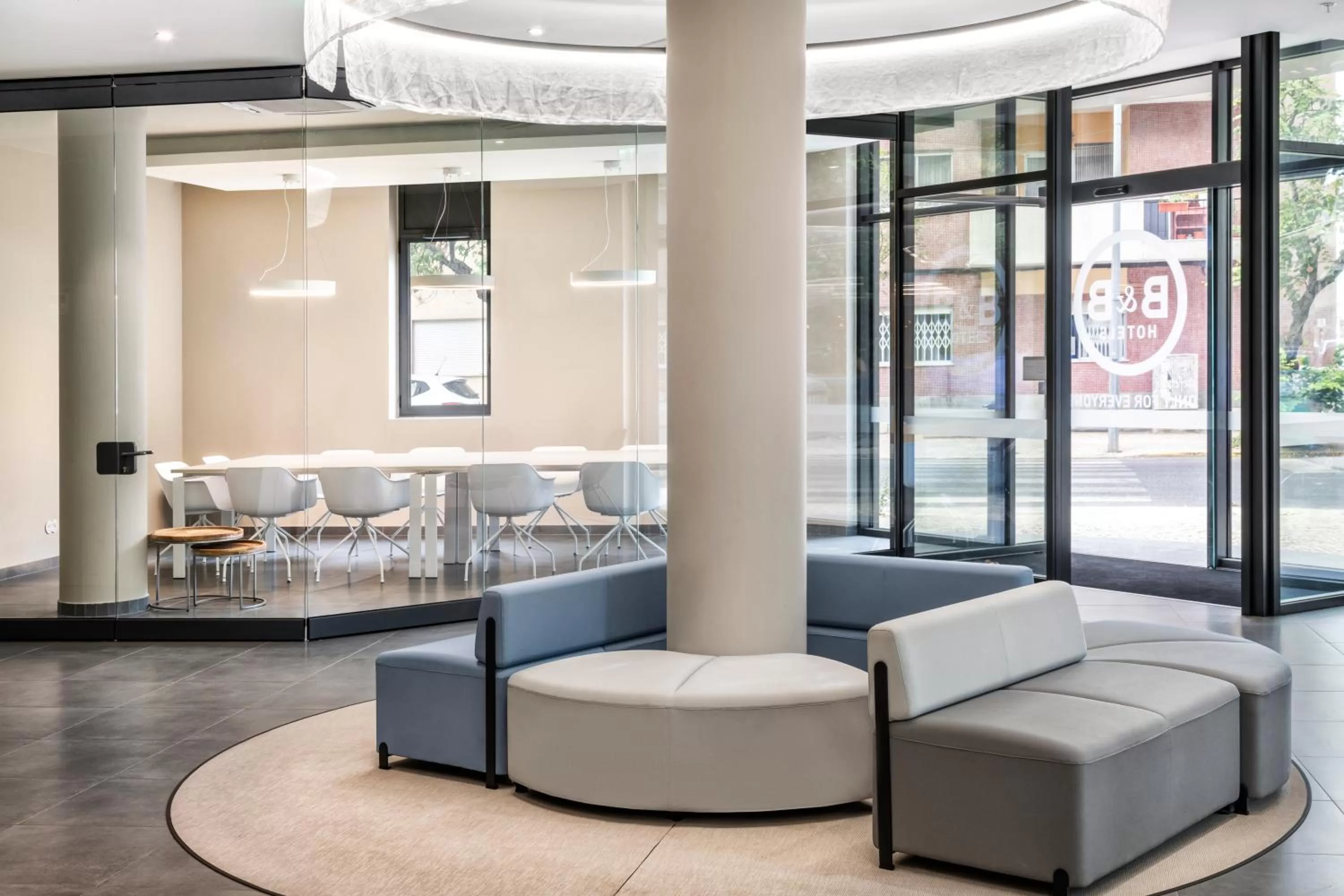 Seating area in B&B HOTEL Lisboa Montijo