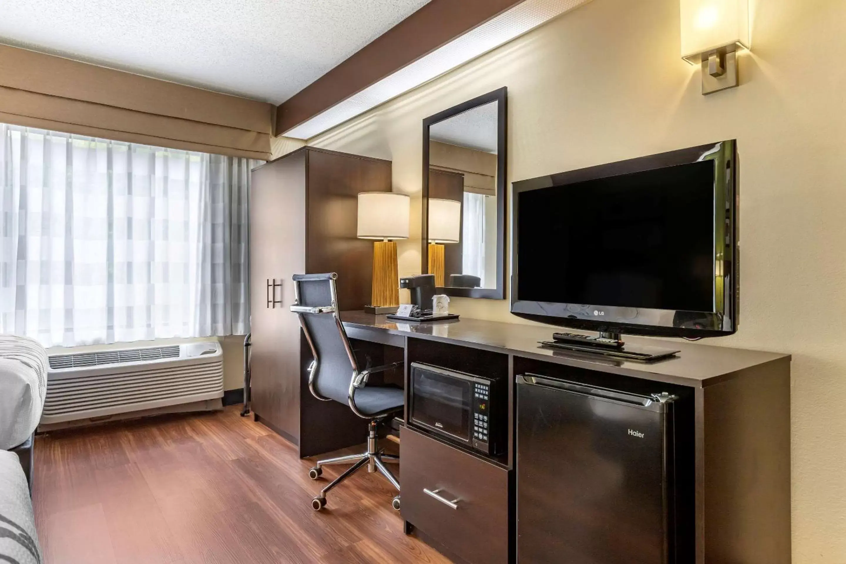 Photo of the whole room, TV/Entertainment Center in Sleep Inn Matthews