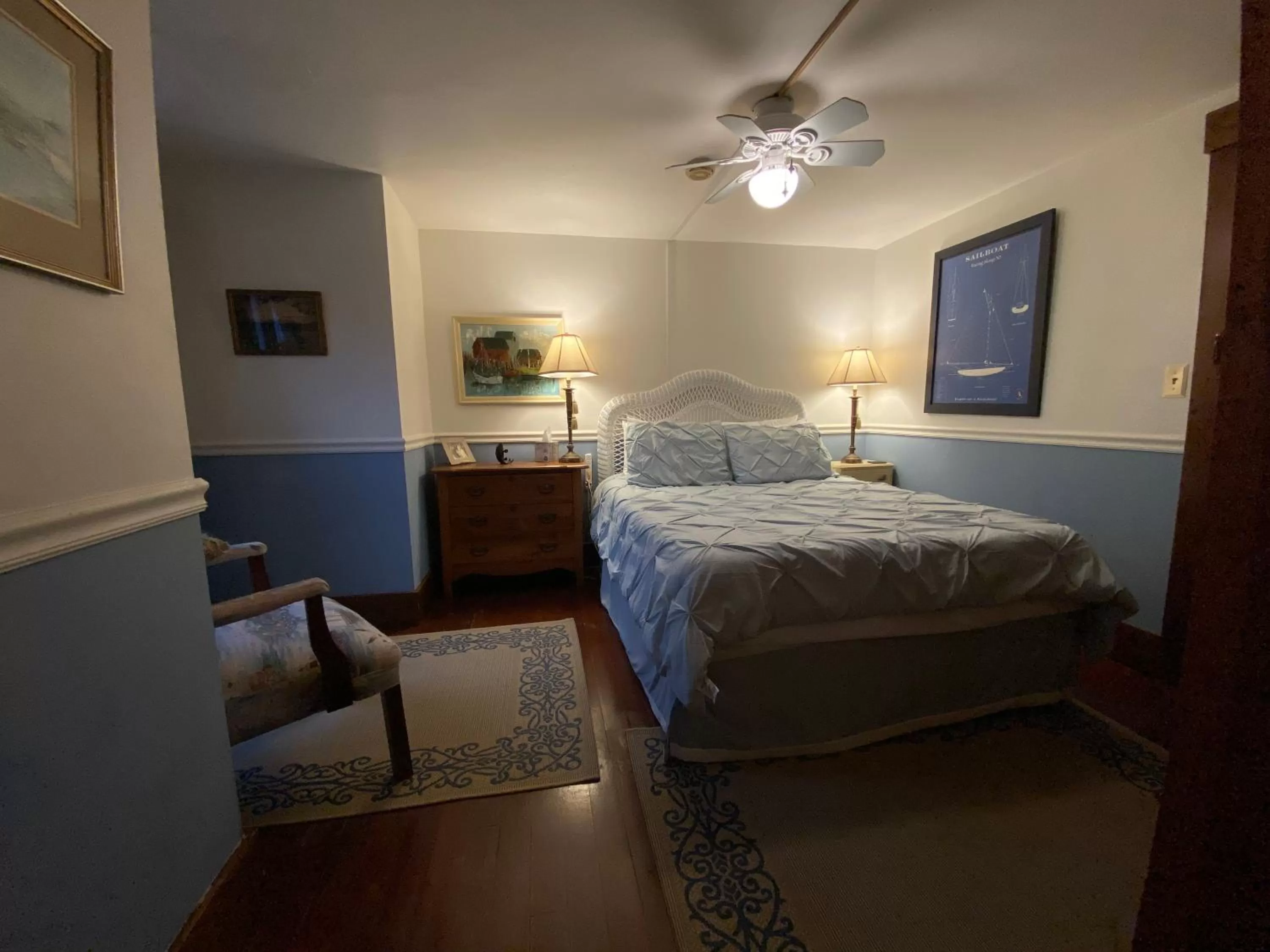 Bedroom, Bed in Follansbee Inn