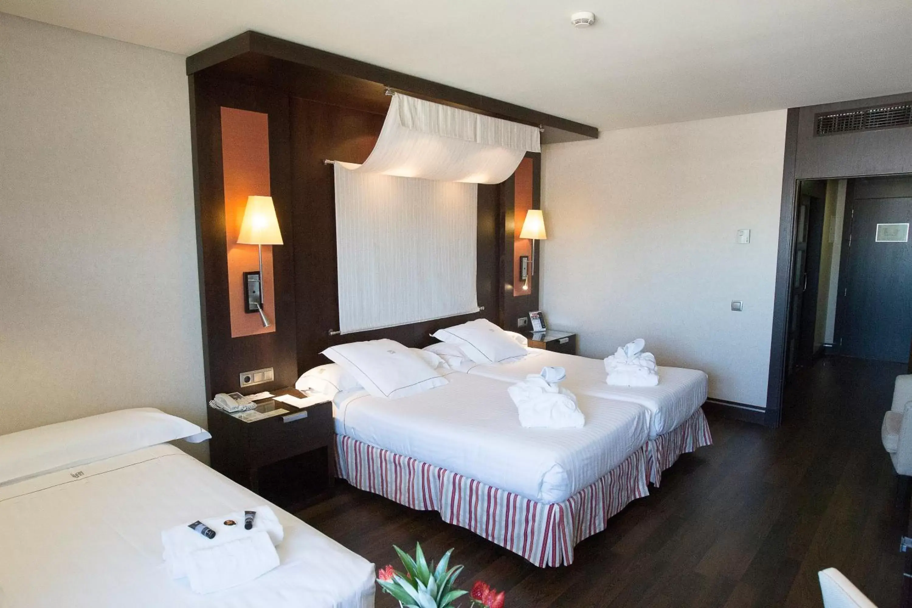 Photo of the whole room, Bed in Hotel Cordoba Center