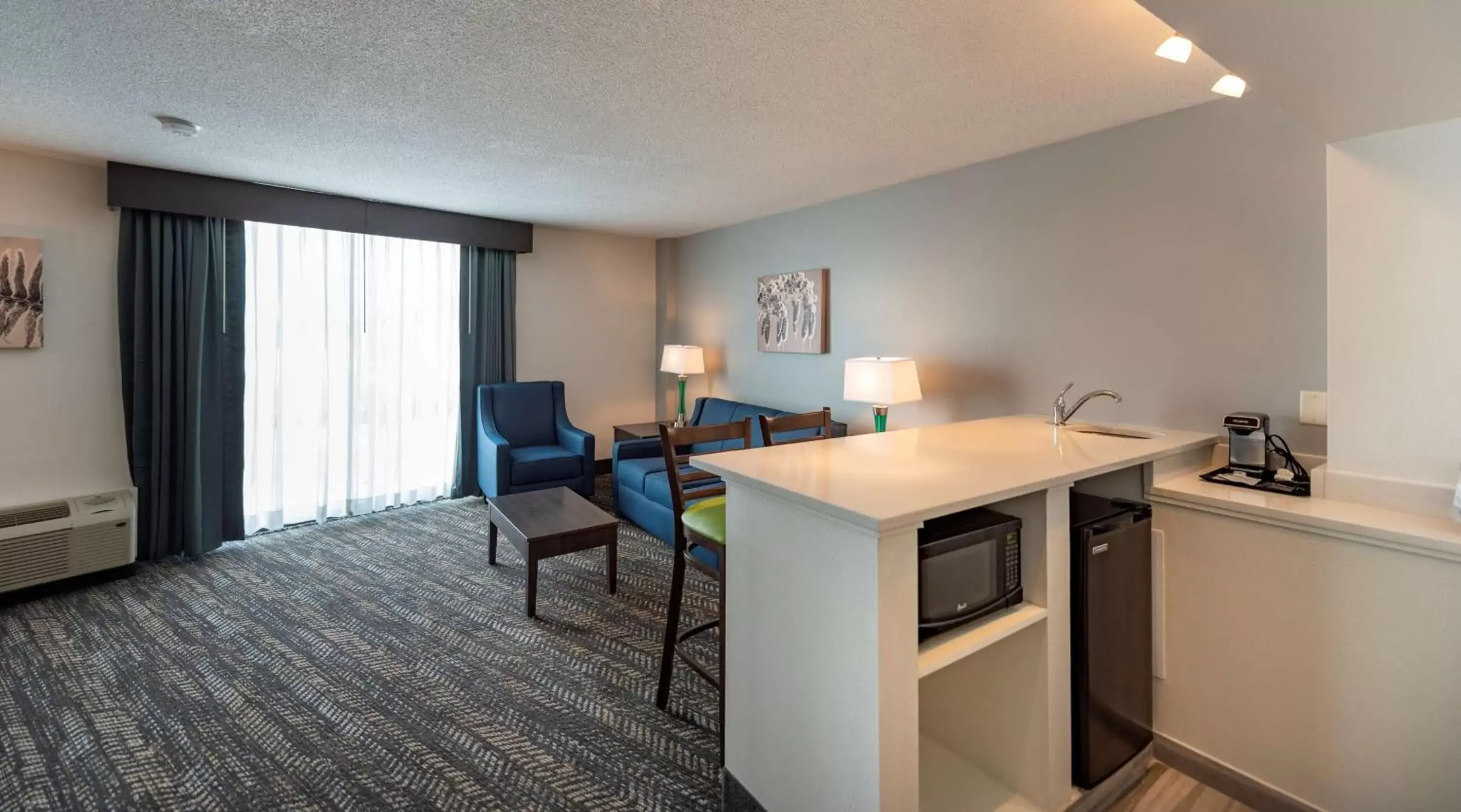 Photo of the whole room, Kitchen/Kitchenette in Best Western Plus Wausau Tower Inn