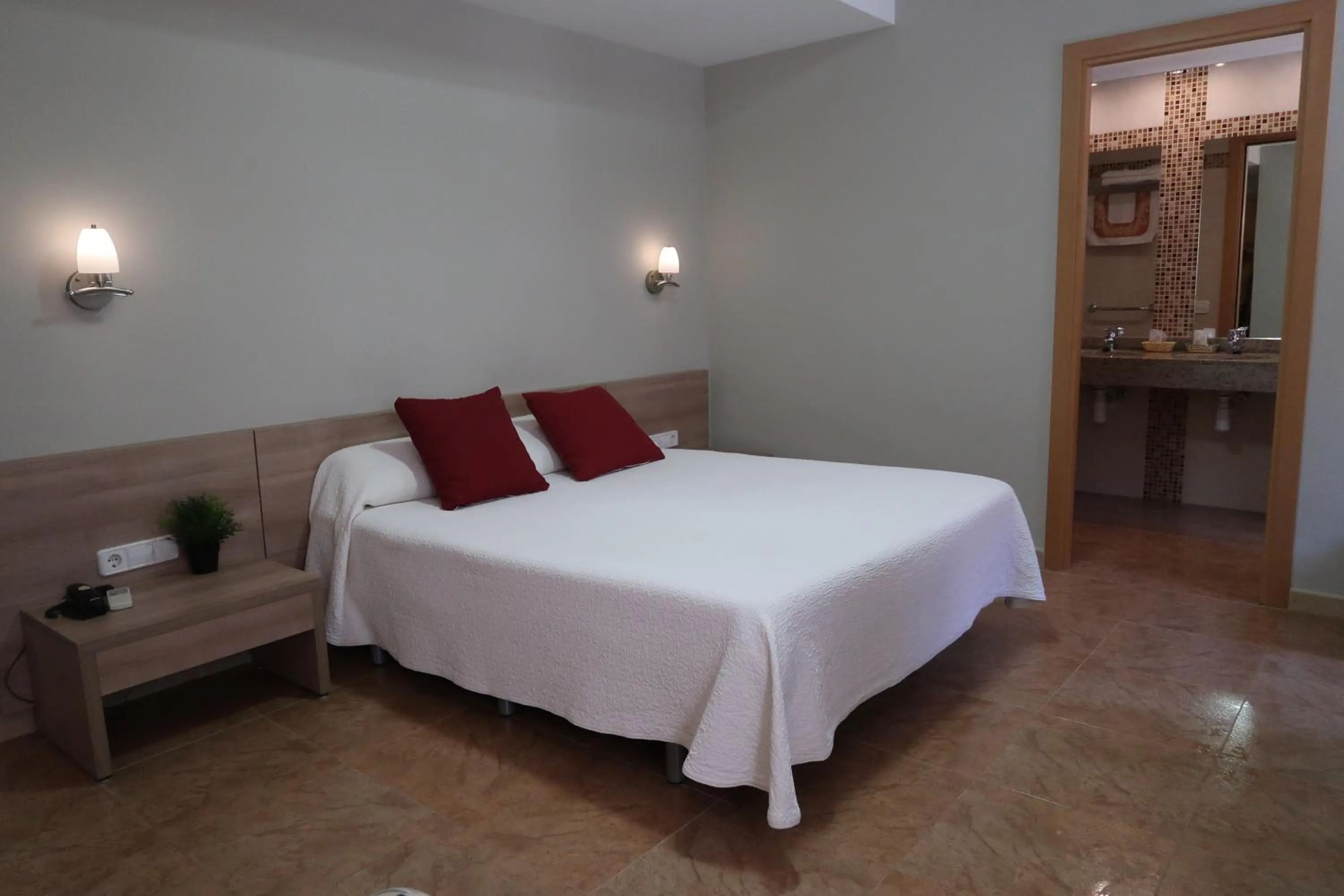 Photo of the whole room, Bed in El Camí Hotel