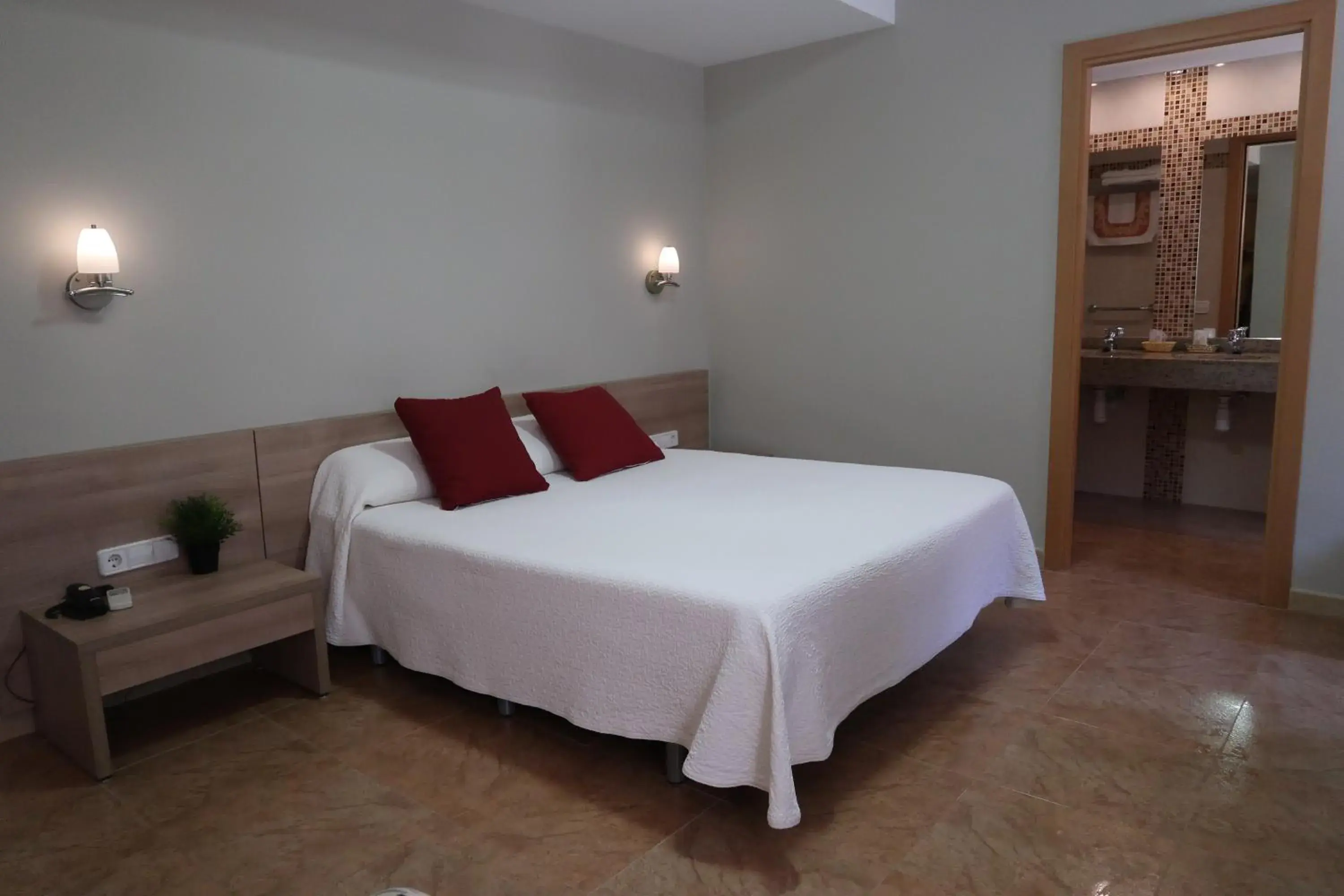 Photo of the whole room, Bed in El Cami Hotel