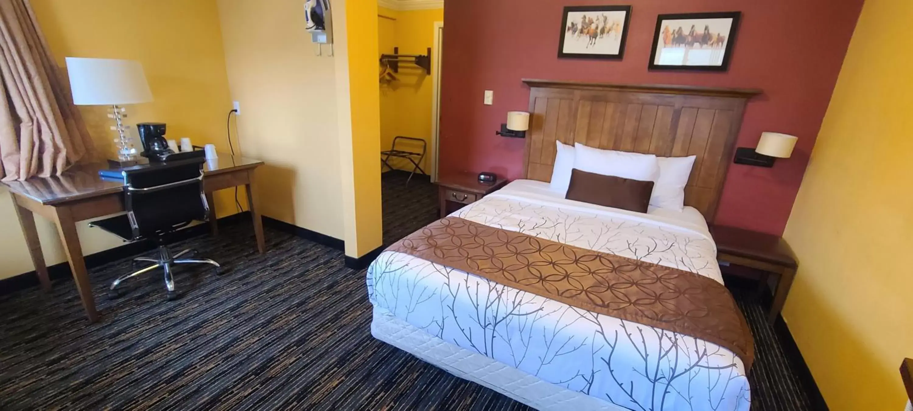 Bedroom, Bed in Royal Victorian Motel