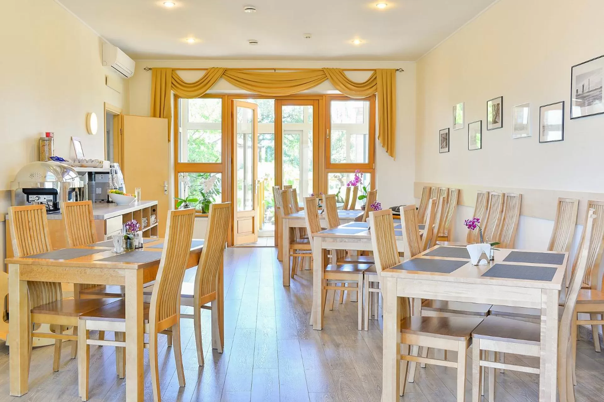 Restaurant/Places to Eat in Hotel Vantis Riverside