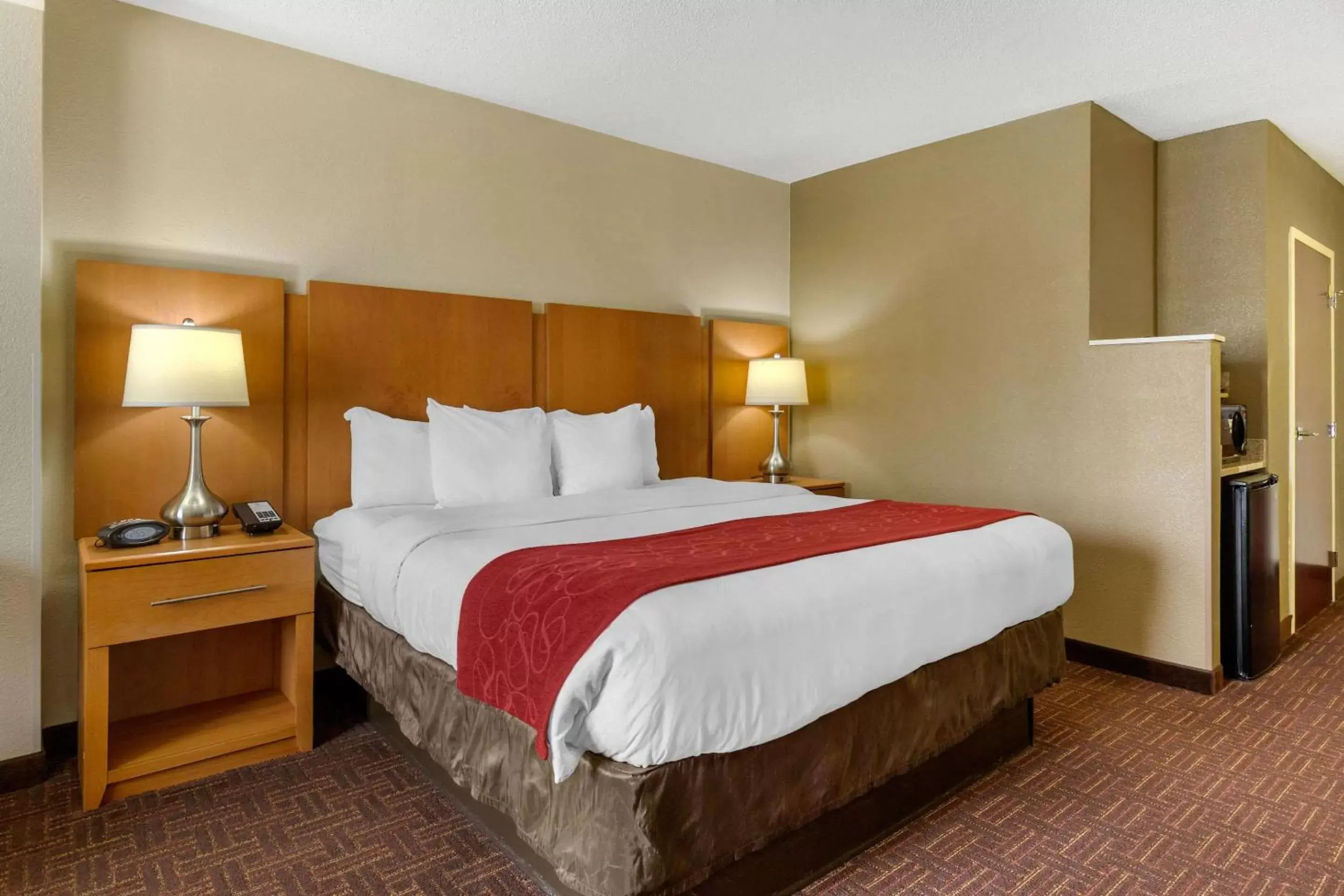 Photo of the whole room, Bed in Comfort Suites Hanes Mall