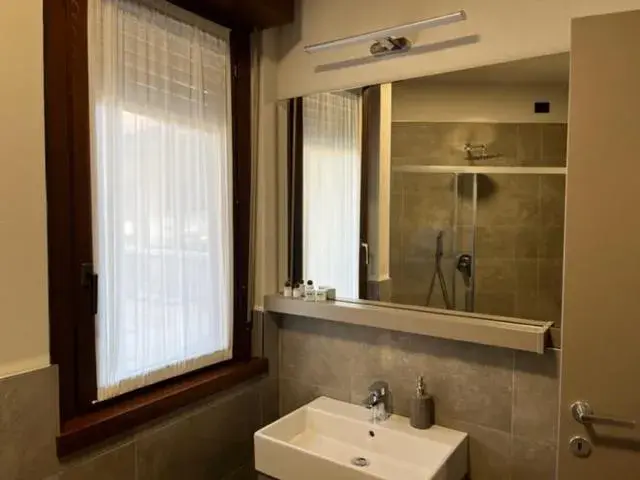 Bathroom in Continental Hotel