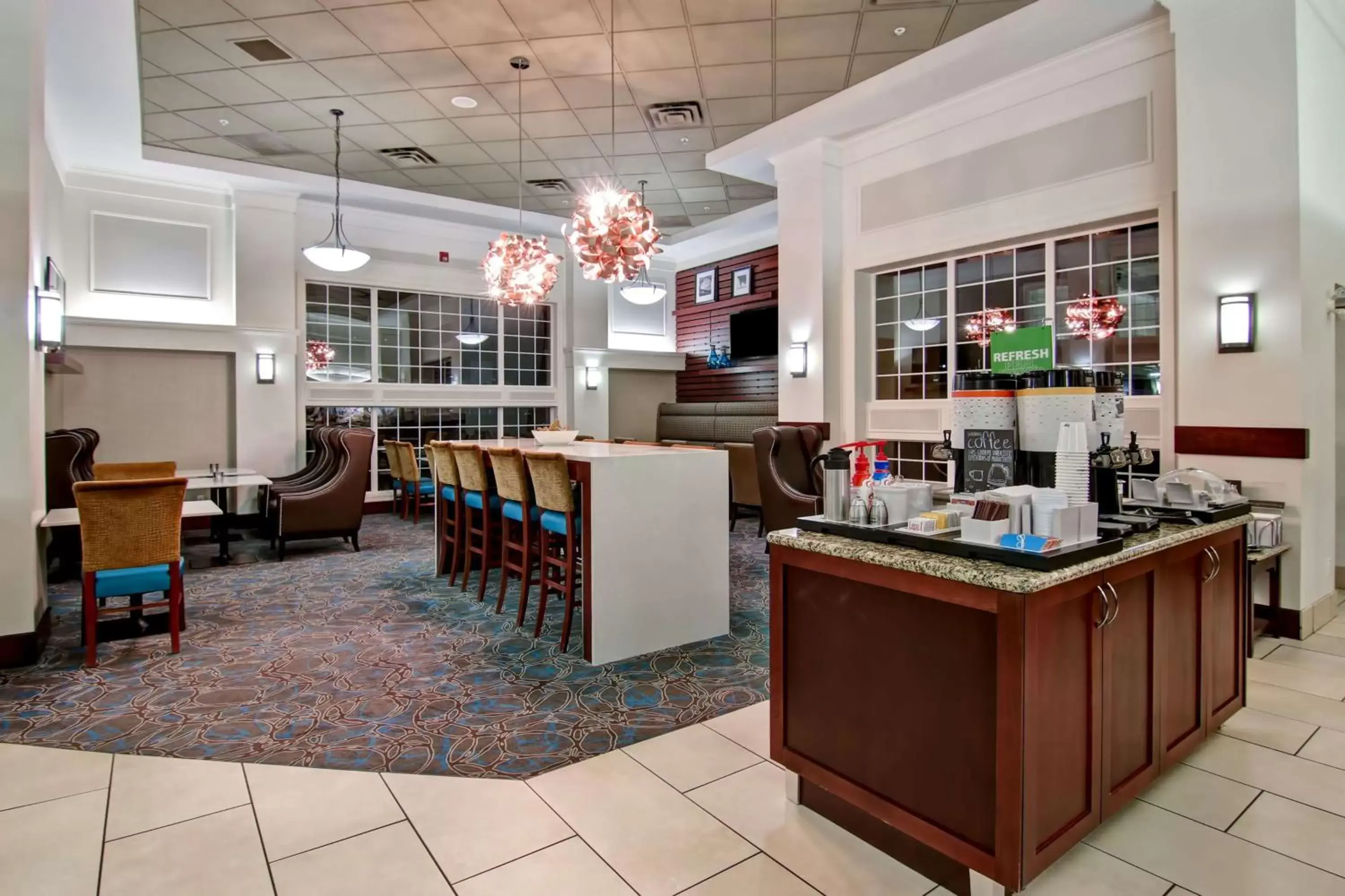 Dining area, Restaurant/Places to Eat in Hampton Inn & Suites by Hilton Calgary-Airport