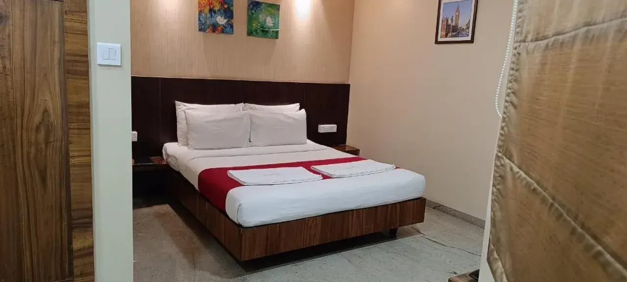 Bed in Hotel Shree MahaLaxmi inn
