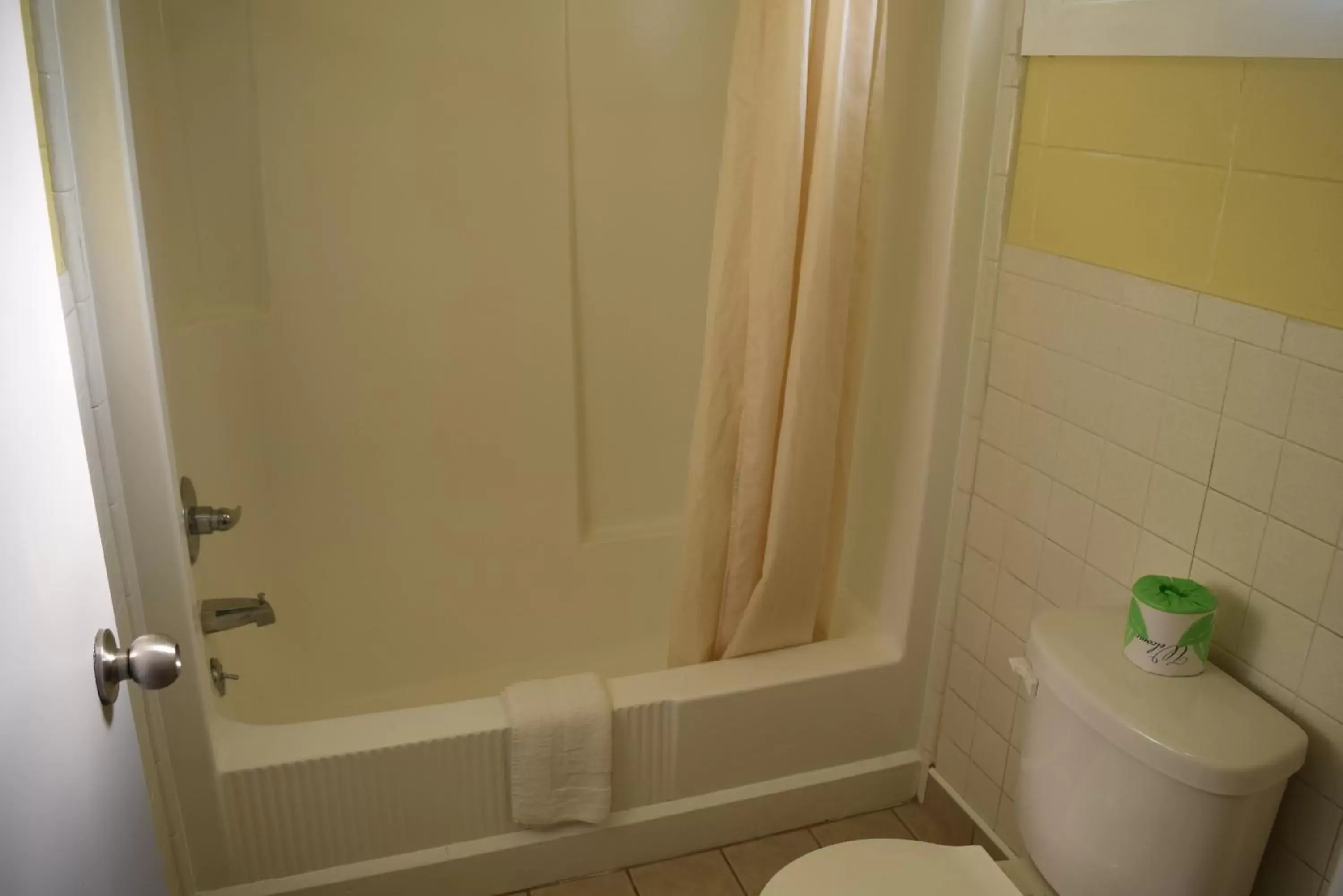 Patio, Bathroom in White Oaks Motel Pennsville/Carneys Point