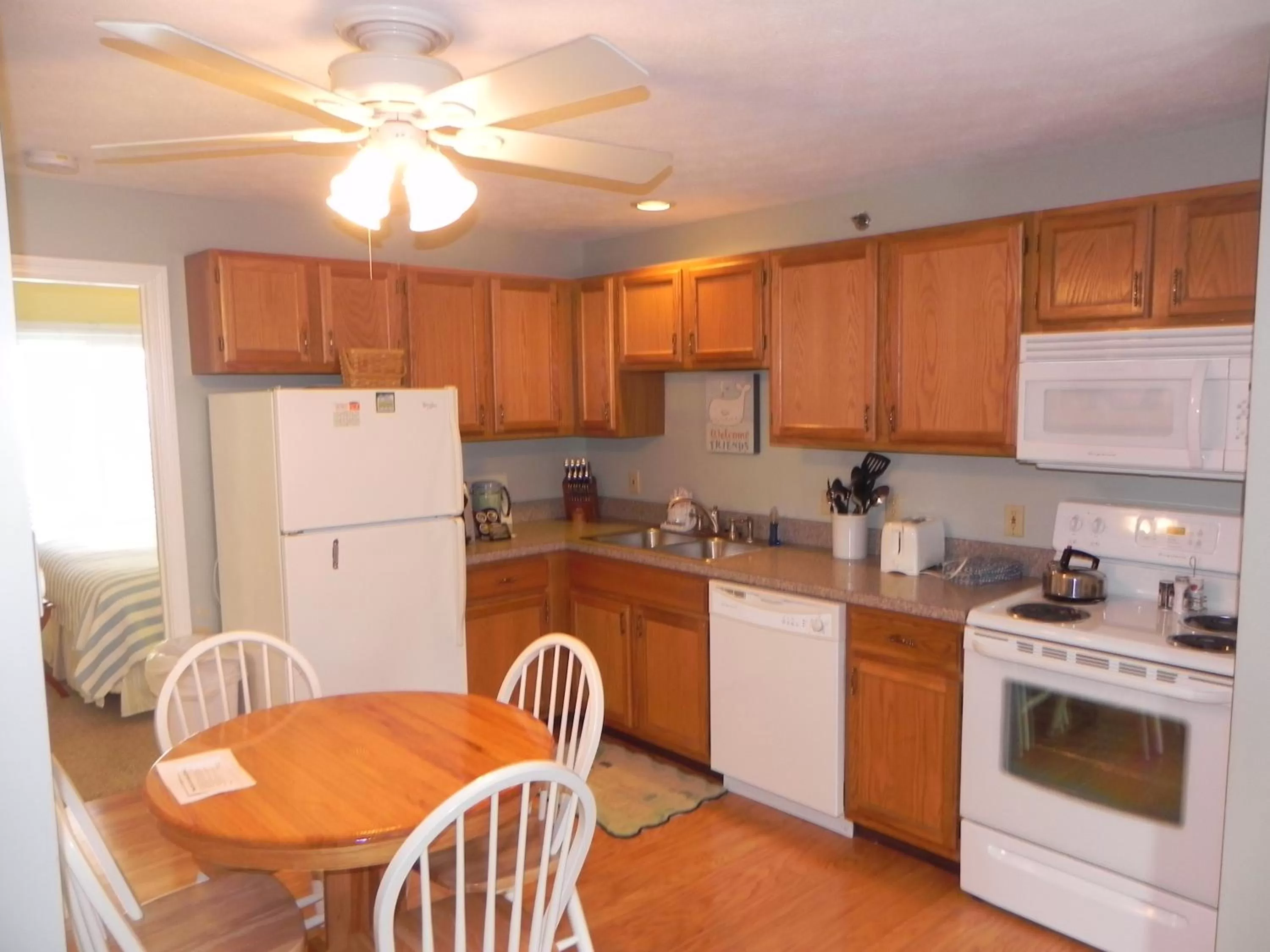 Kitchen or kitchenette, Kitchen/Kitchenette in Elmwood Resort Hotel