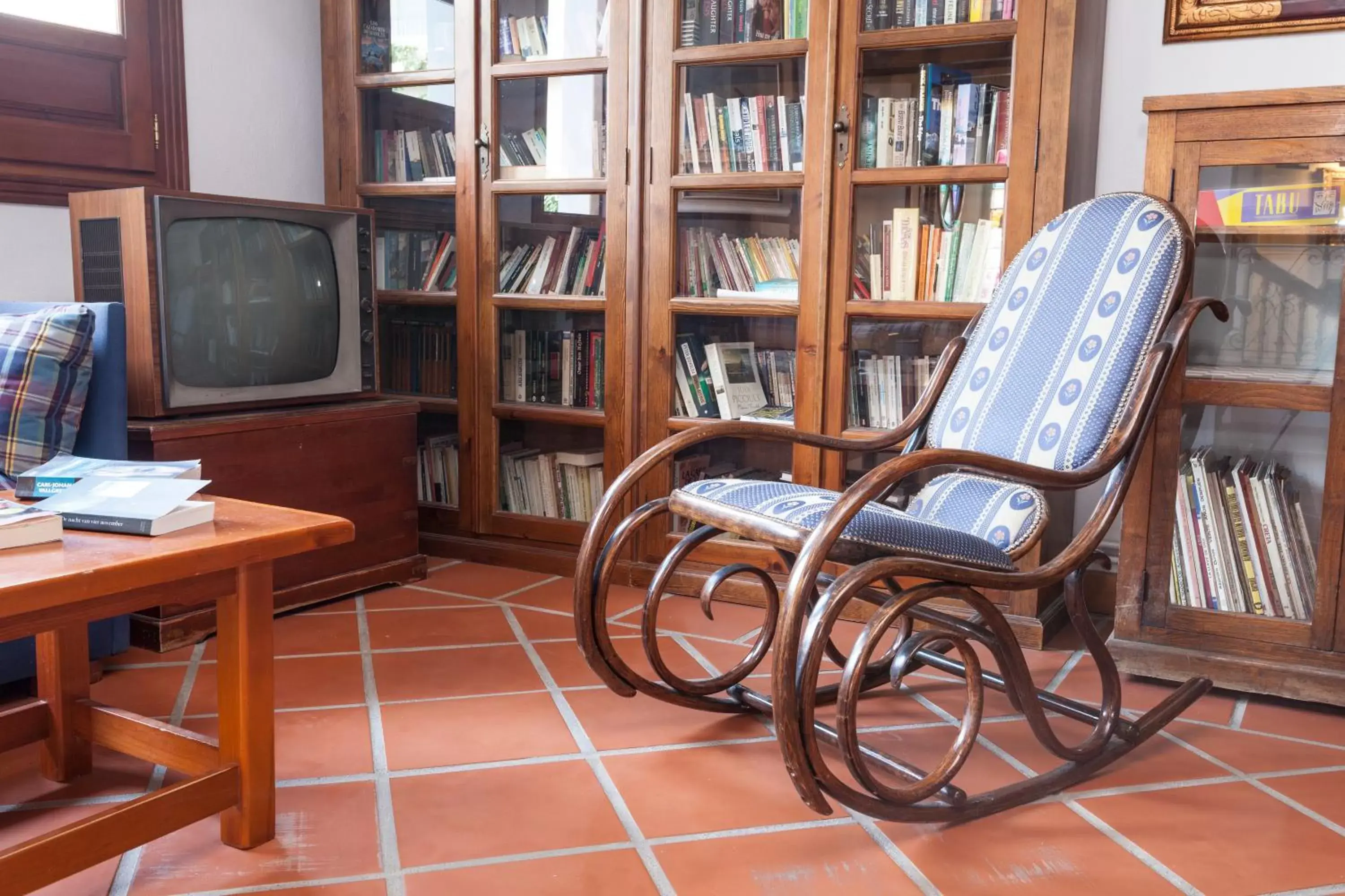 Library, TV/Entertainment Center in Hotel Alcadima