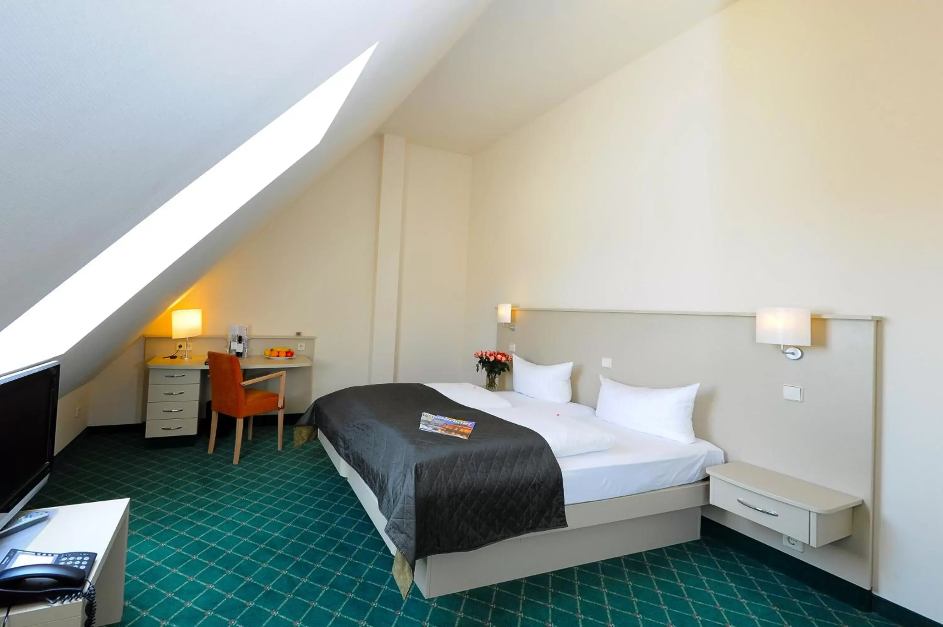 Photo of the whole room, Bed in Hotel & Apartments Zarenhof Berlin Prenzlauer Berg