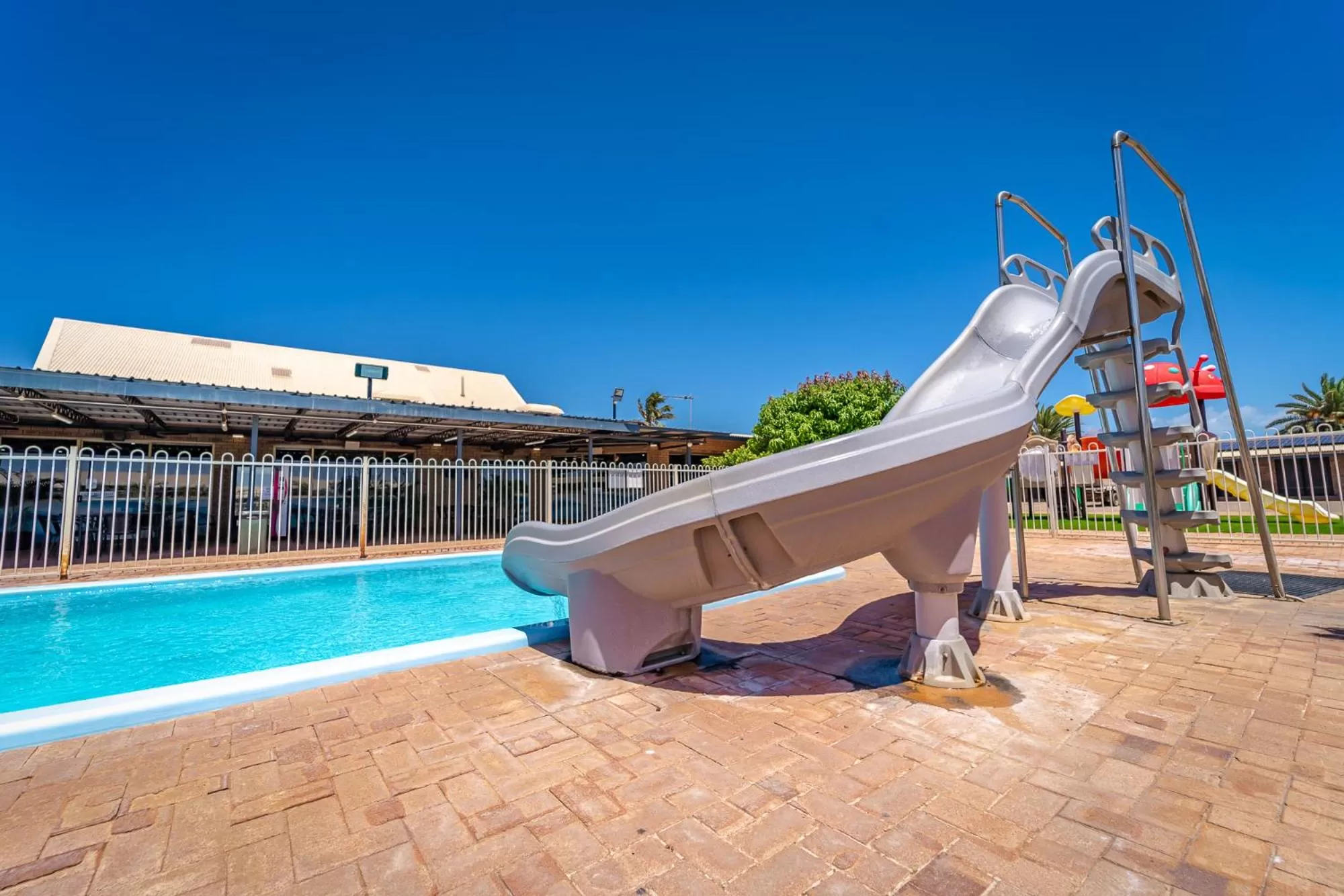 Swimming pool in Carnarvon Motel